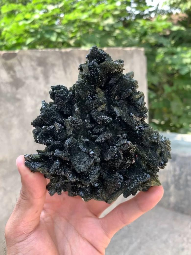 Dim: H: 12 x W: 11 x D: 5.3 cm

Wt: 448 g

Specimen Type: Gorgeous Forest Green color Epidote crystal aggregate 

Treatment: None 

Color: Green 



This is an attractive and sculptural aggregate of forest green color Epidote crystal cluster wirh