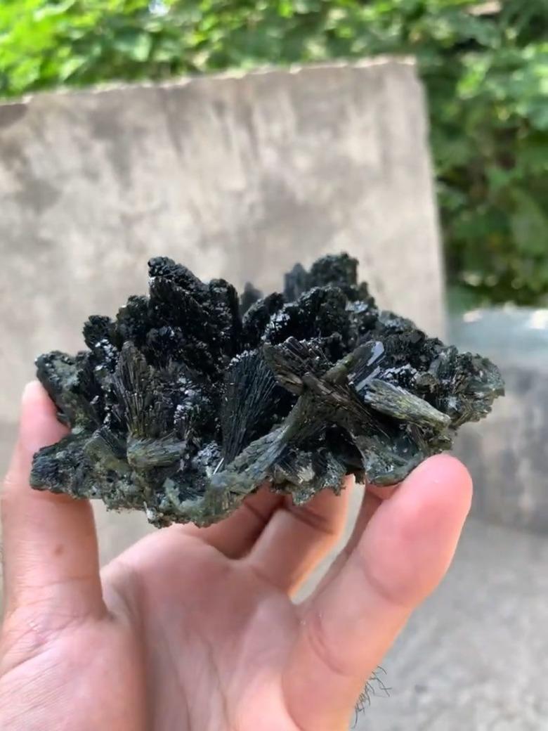 Remarquable matrice agrégative de grappes de cristaux Epidote vert forêt du Pakistan Neuf - En vente à Bangkok, TH