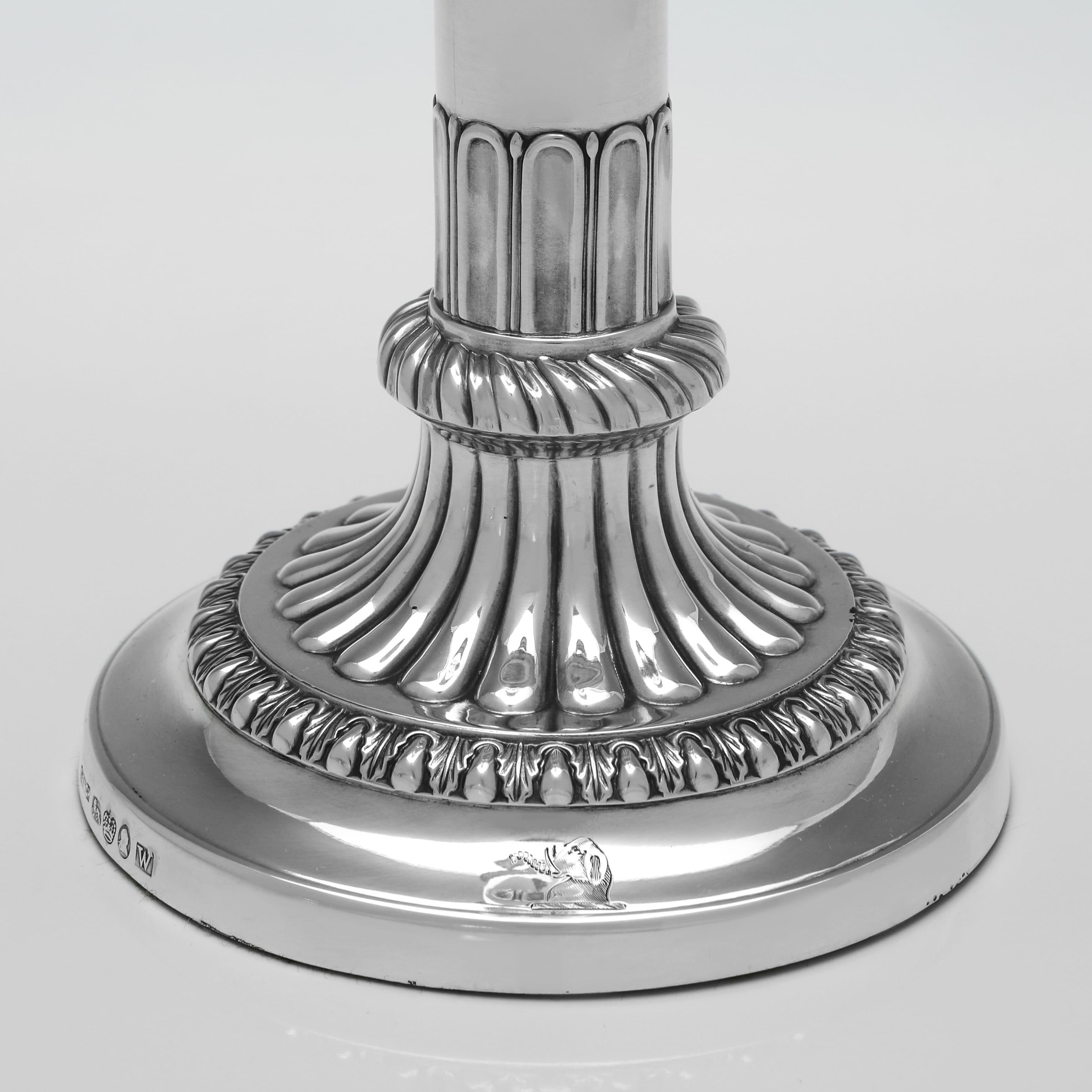 Inizio XIX secolo Notevoli candelieri telescopici in argento di George III di John Roberts & Co., 1814 in vendita