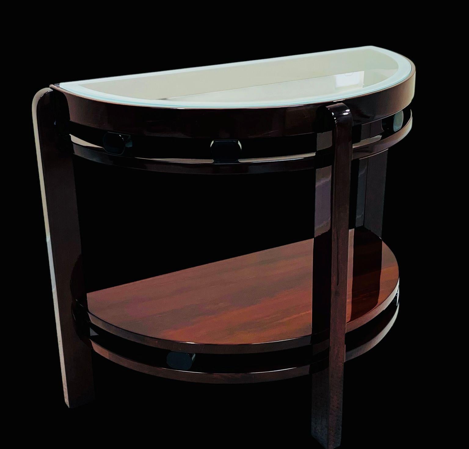 Remarquable table d'appoint Half Circle Machine Age Art Deco American C. 1930's Excellent état - En vente à Bernville, PA