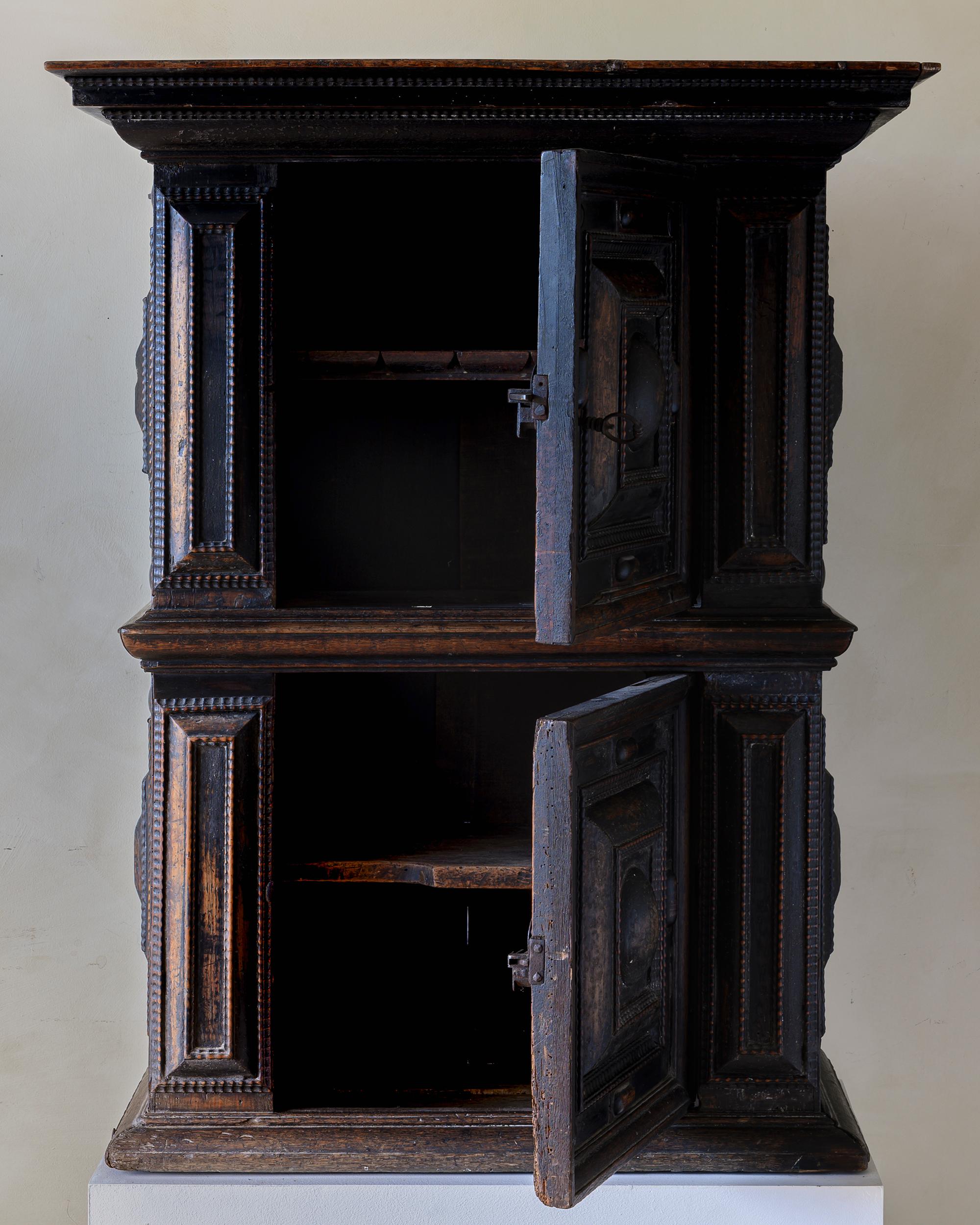Remarquable meuble de rangement baroque suédois de la fin du XVIIe siècle en vente 3