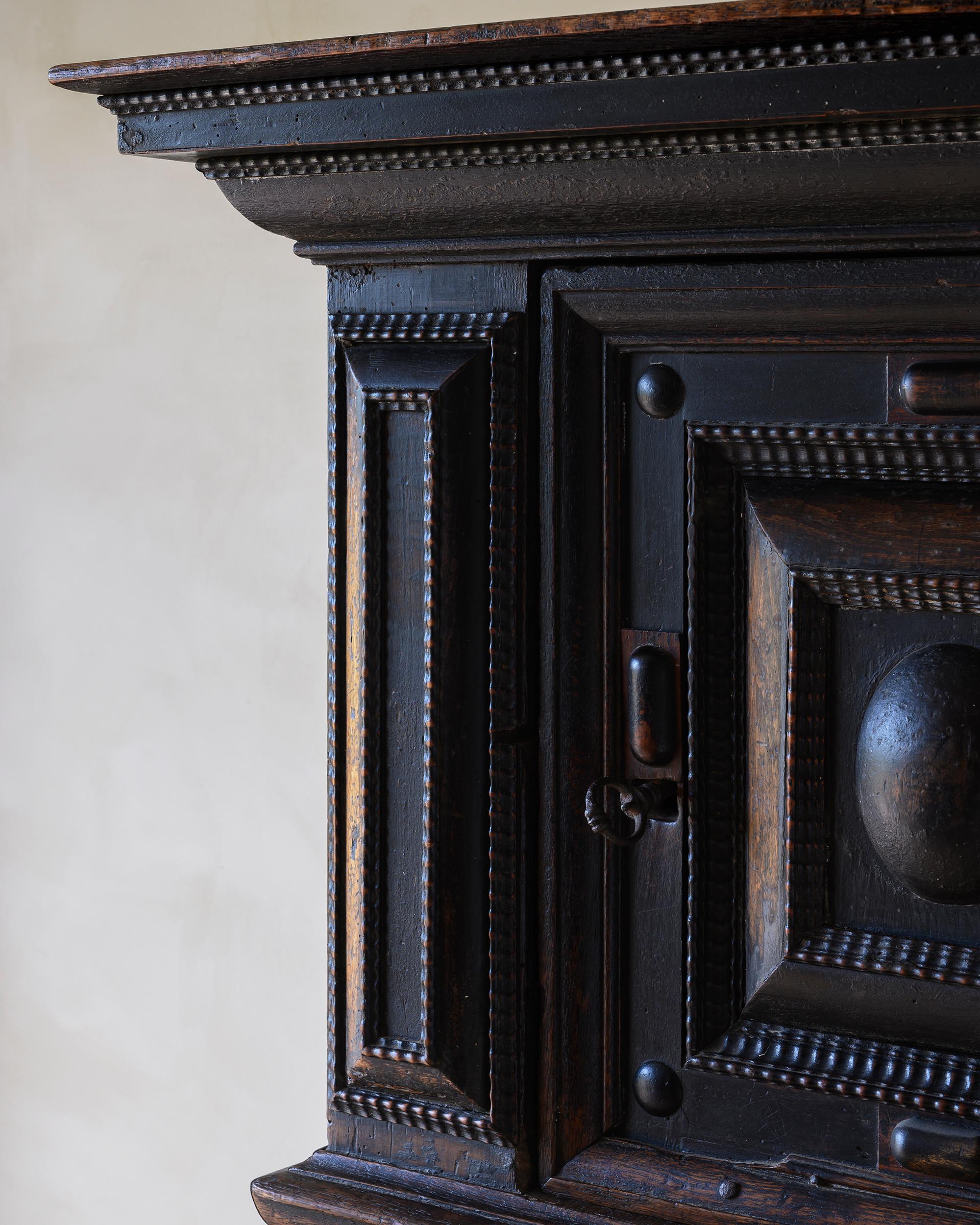 XVIIIe siècle et antérieur Remarquable meuble de rangement baroque suédois de la fin du XVIIe siècle en vente