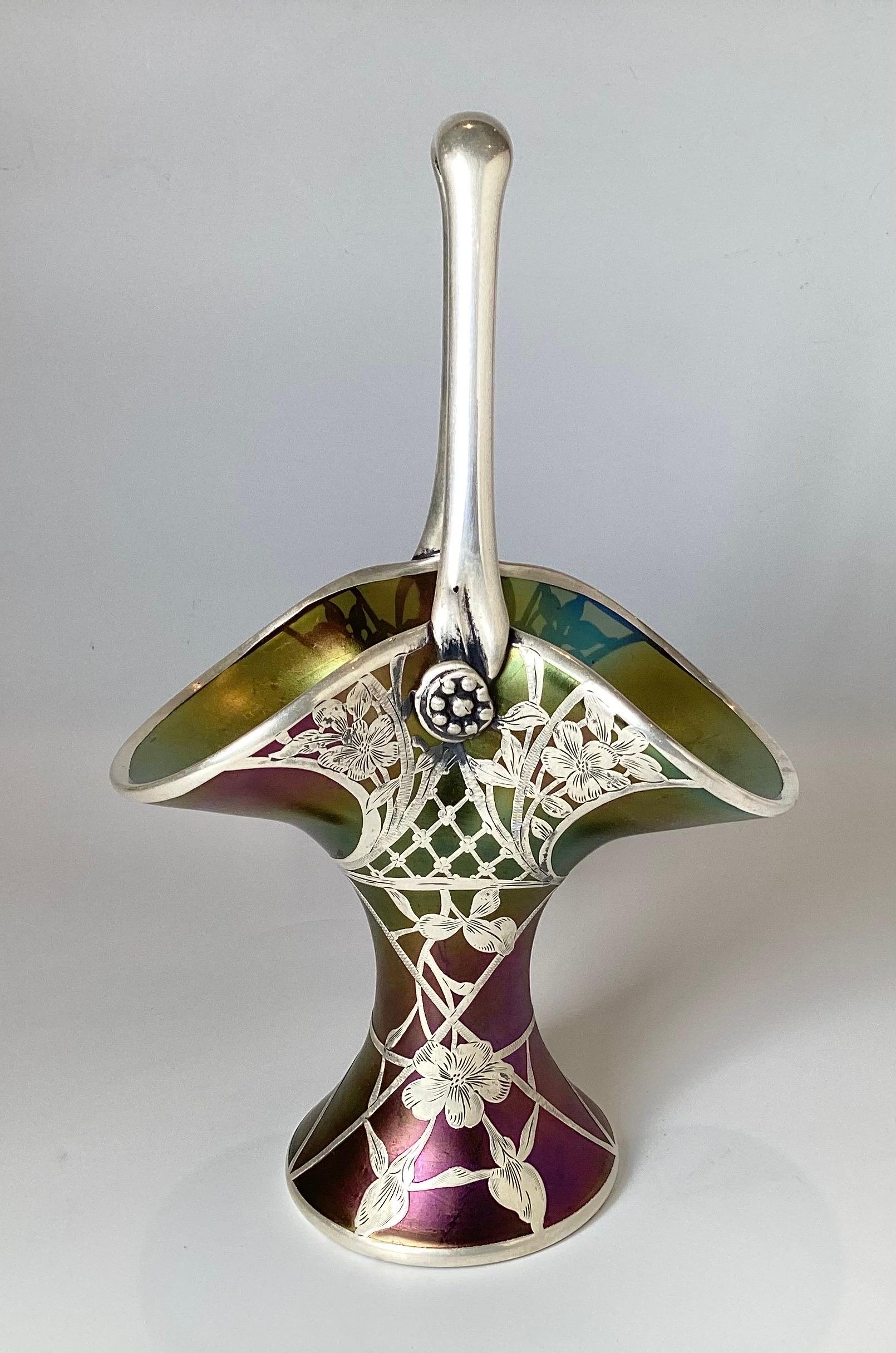 Bemerkenswerte Loetz irisierende Sterling Silber überlagert Kunst Glas Korb Vase. Der fächerförmige Korb aus reinem Sterlingsilber ist mit dem Glas in einem Jugendstilmuster verschmolzen. Ausgezeichneter Zustand für den feinsten Sammler 10 Zoll