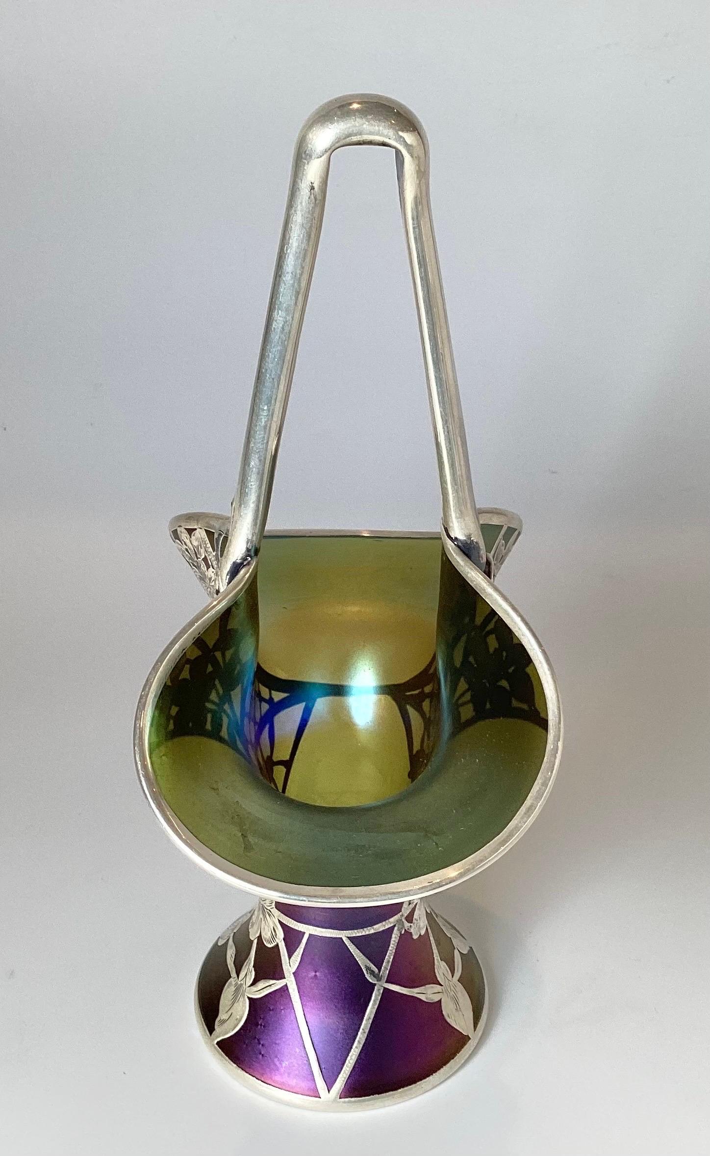 Bemerkenswerter Loetz-Korb mit versilbertem Silberüberzug im Zustand „Hervorragend“ im Angebot in Lambertville, NJ