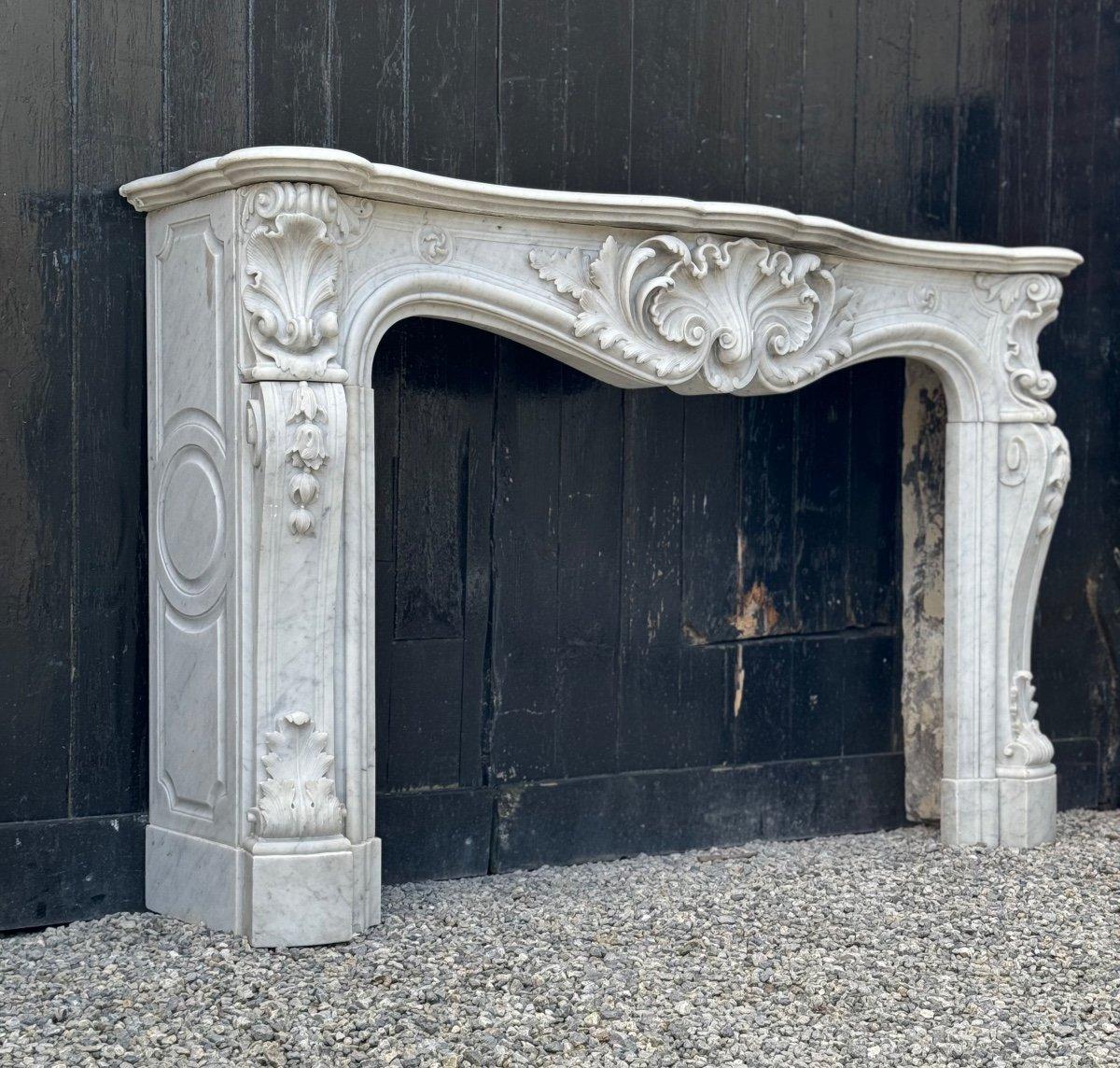Imposante cheminée de style Louis XV, en marbre de Carrare vers 1880 

Dimensions du foyer : 83 x 129,5 cm