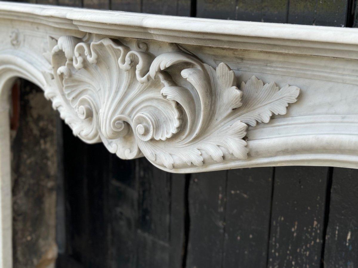 Remarkable Louis XV Style Fireplace, In Carrara Marble Circa 1880 In Excellent Condition For Sale In Honnelles, WHT
