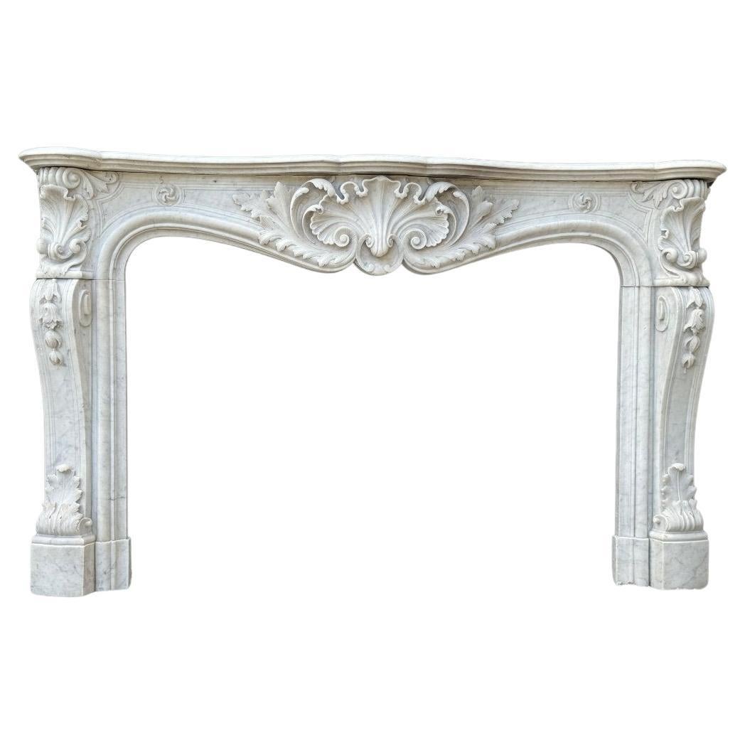 Remarquable cheminée de style Louis XV, en marbre de Carrare Circa 1880