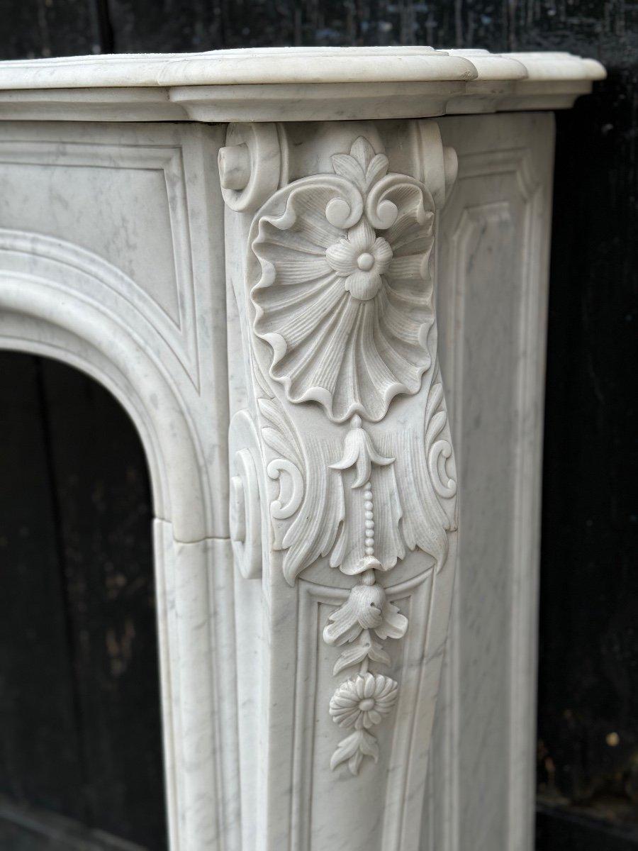 Remarquable cheminée de style Louis XV en marbre blanc de Carrare Circa 1880 en vente 4