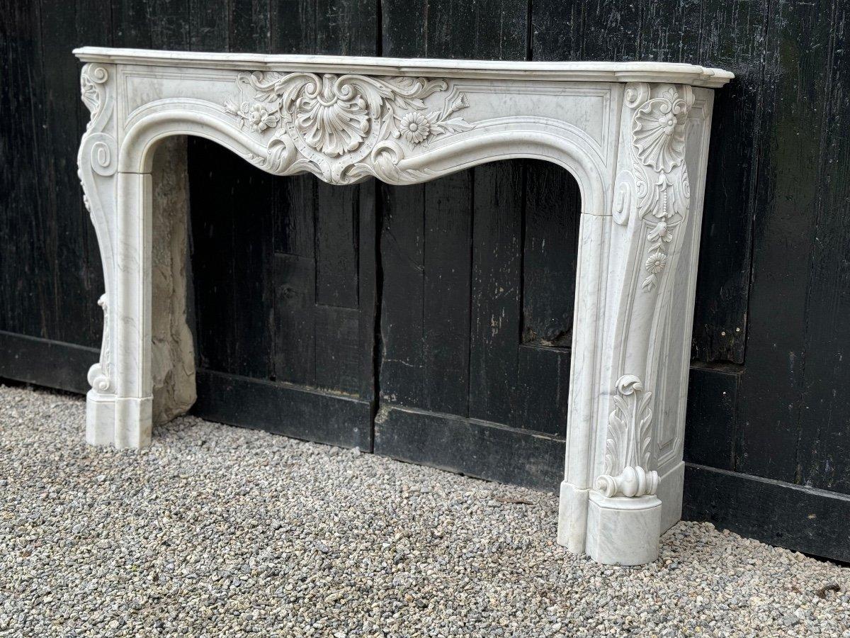 Remarquable cheminée de style Louis XV en marbre blanc de Carrare Circa 1880 en vente 6
