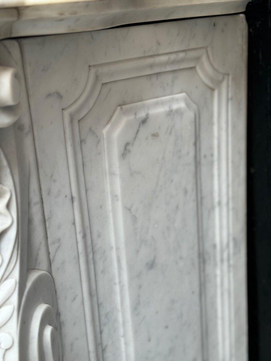 XIXe siècle Remarquable cheminée de style Louis XV en marbre blanc de Carrare Circa 1880 en vente