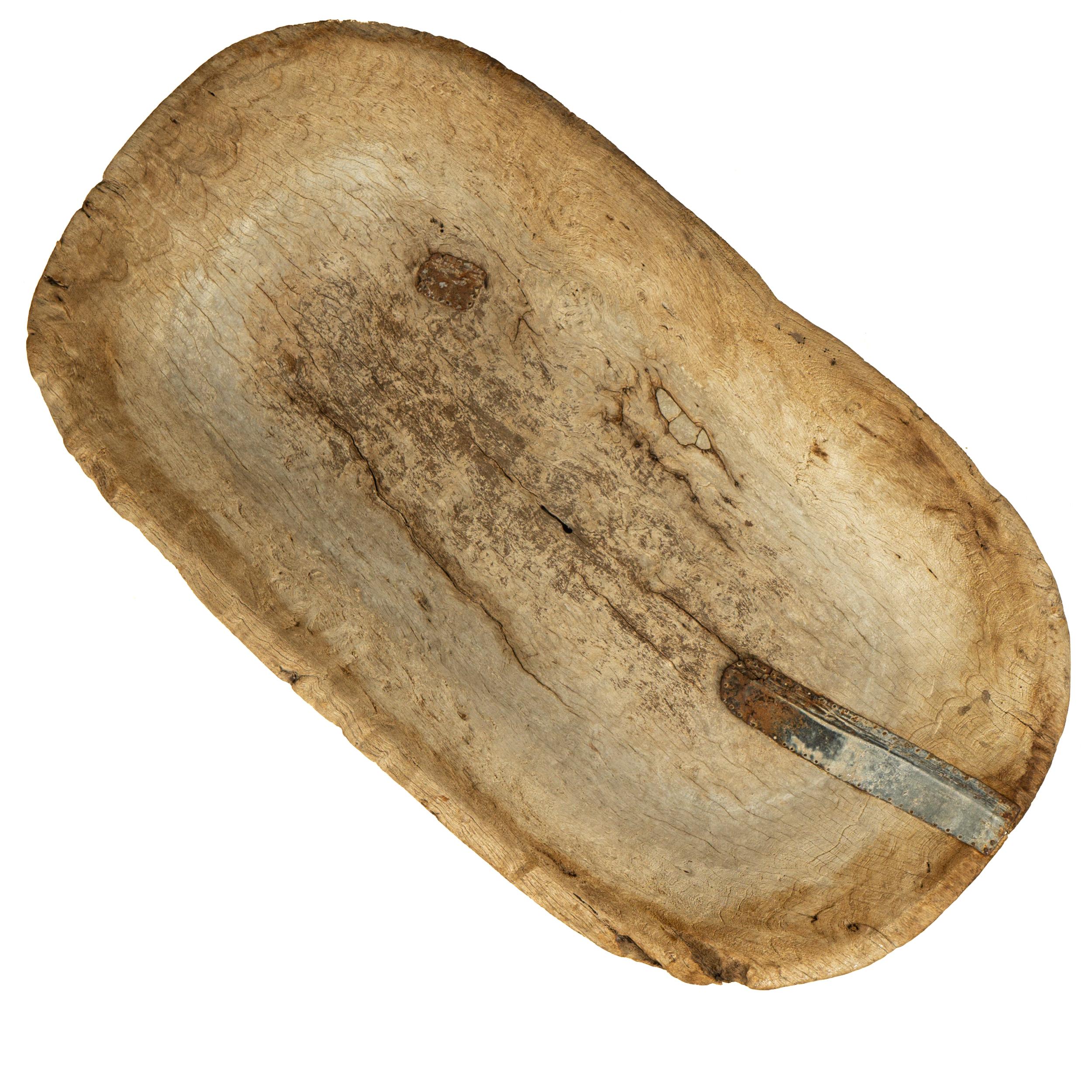 Remarquable bol à pâte en bois de mesquite trouvé dans l'ouest du Mexique, au milieu du XIXe siècle, sculpté dans un seul bloc de bois. 

Il est rare de rencontrer ce type de BIGLI dans un si bel état, surtout de cette taille. Cette pièce est