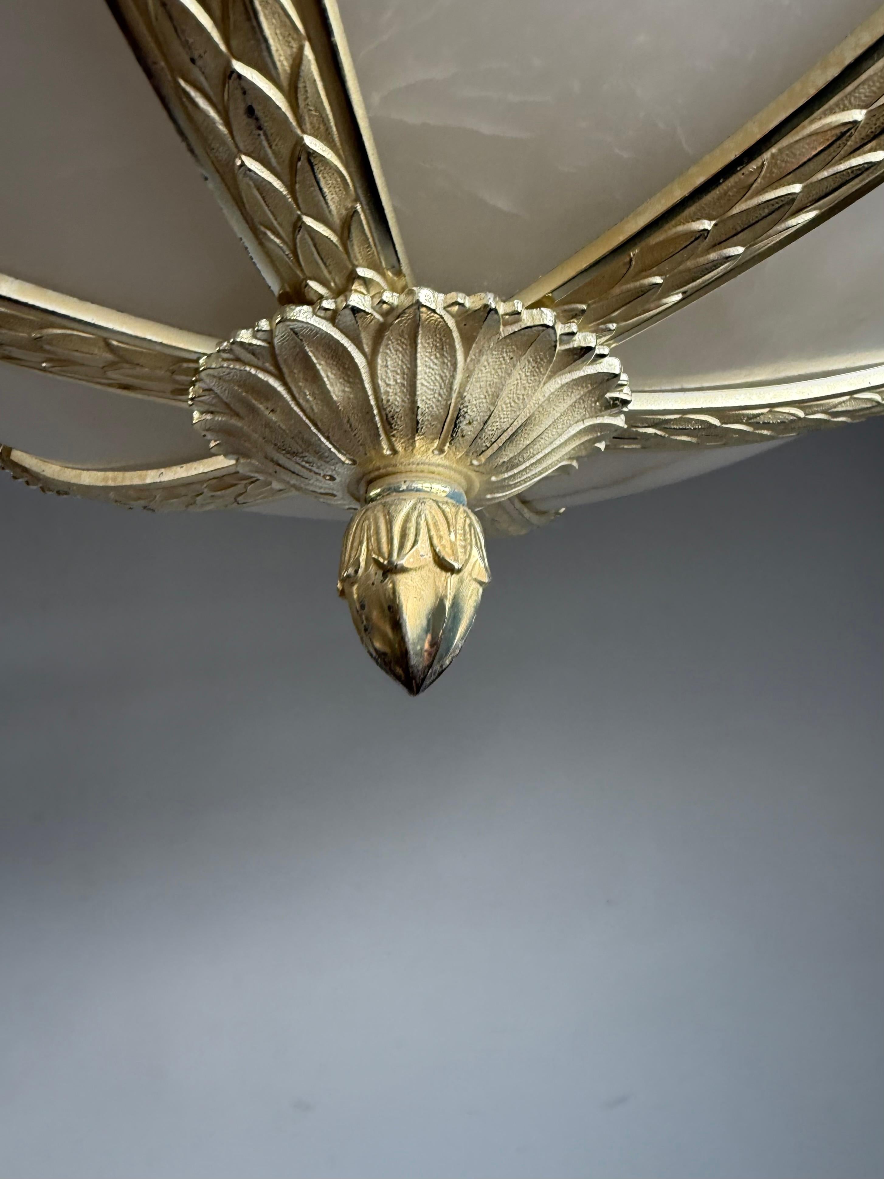 Notable araña esculpida de mediados de siglo en bronce plateado y alabastro, 1970 en venta 8
