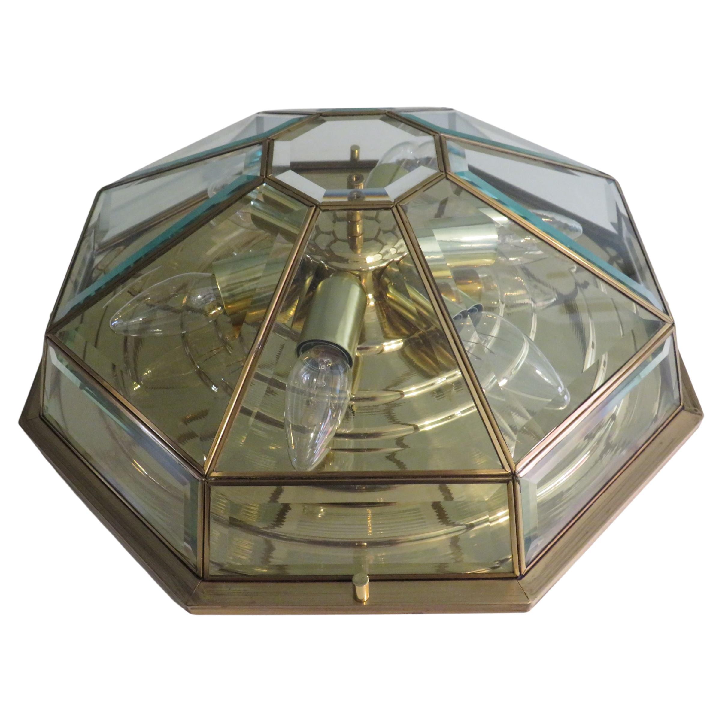 Large octagonal brass ceiling lamp with cut glass.
The item is equipped with 6 E 14 fittings and gives a pleasant light.
The item is in working and very good condition.
Height: 13.5 cm and length x depth 40.5 cm x 40.5 cm.
The ceiling lamp is marked