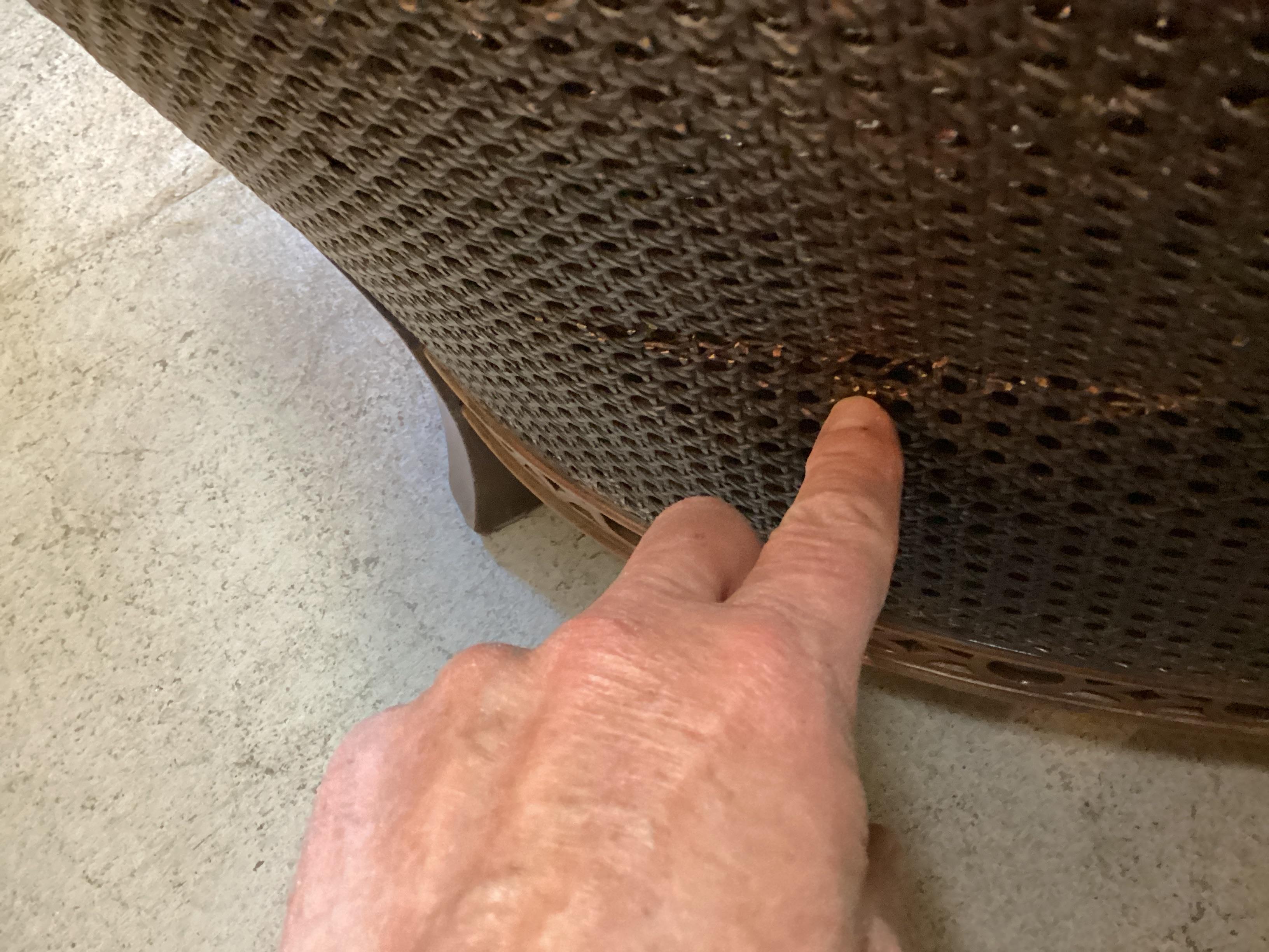 Remarquable paire de fauteuils club en rotin de style français en vente 10