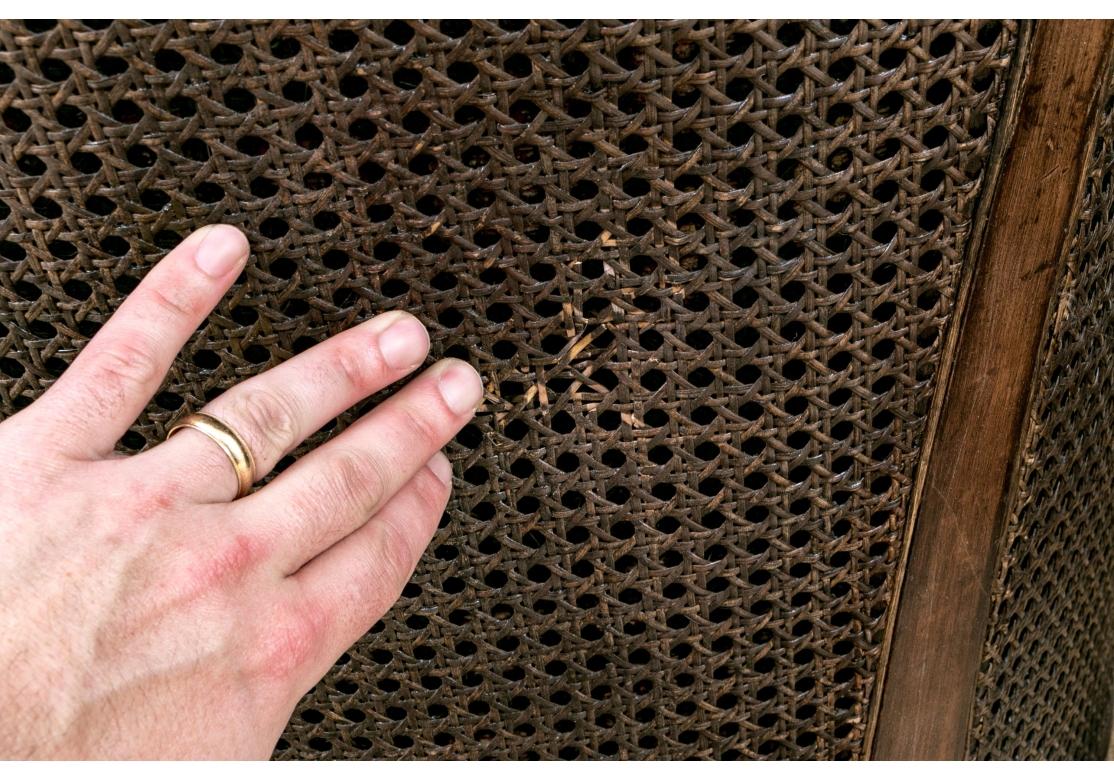 Remarquable paire de fauteuils club en rotin de style français en vente 4