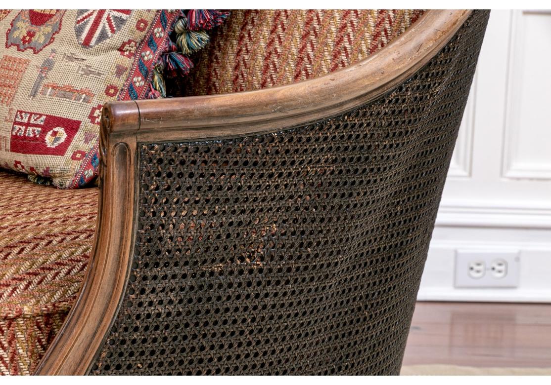 Remarquable paire de fauteuils club en rotin de style français Abîmé - En vente à Bridgeport, CT