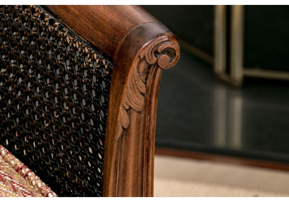 20ième siècle Remarquable paire de fauteuils club en rotin de style français en vente