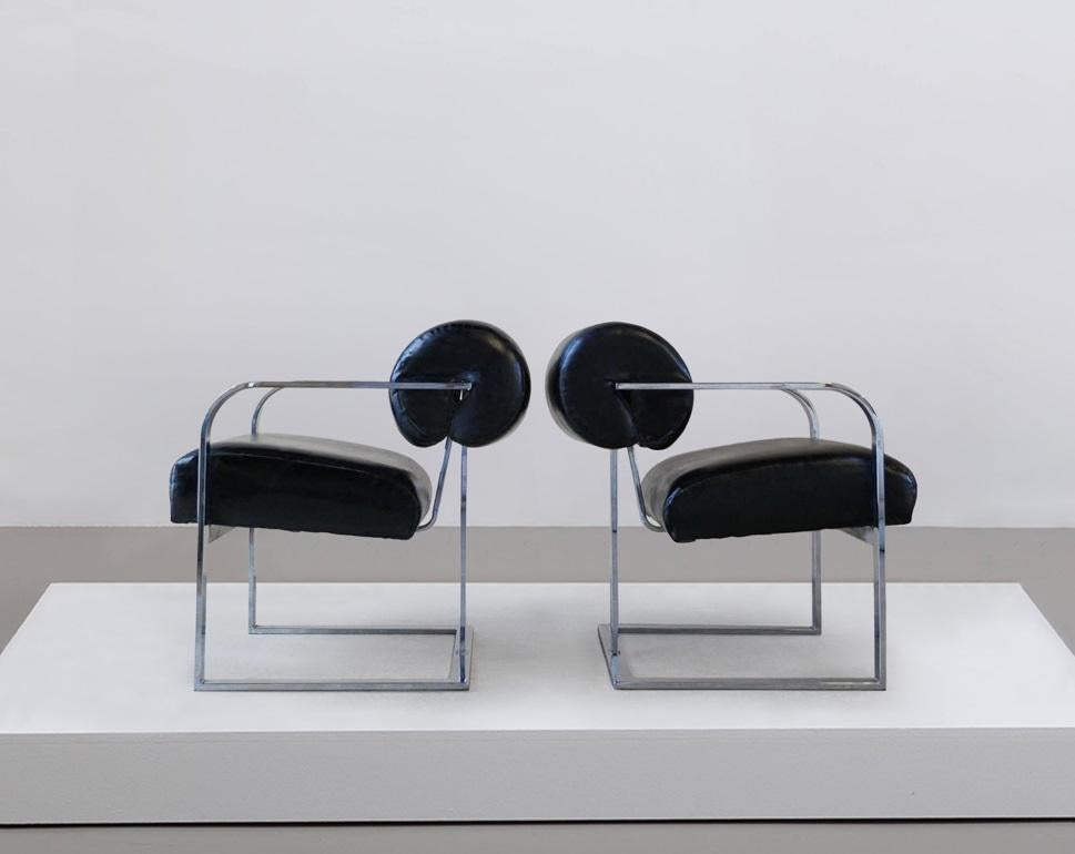 Ti presentiamo una magnifica coppia di sedie scultoree modello n. 2860 di Milo Baughman per Thayer Coggin, circa 1979. Progettato per unire perfettamente stile e comfort, ogni pezzo vanta una seduta spessa e un accattivante schienale cilindrico,