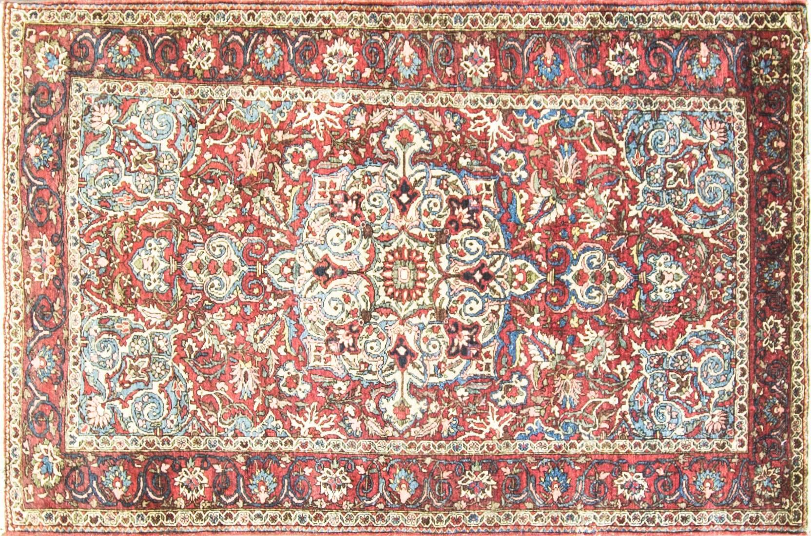 La tribu des Bakhtiari, basée à Chahar Mahaal et Bakhtiari, est réputée pour ses tapis et ses tissages. Ils tissent des tapis exportés dans le monde entier depuis le début du XIXe siècle.