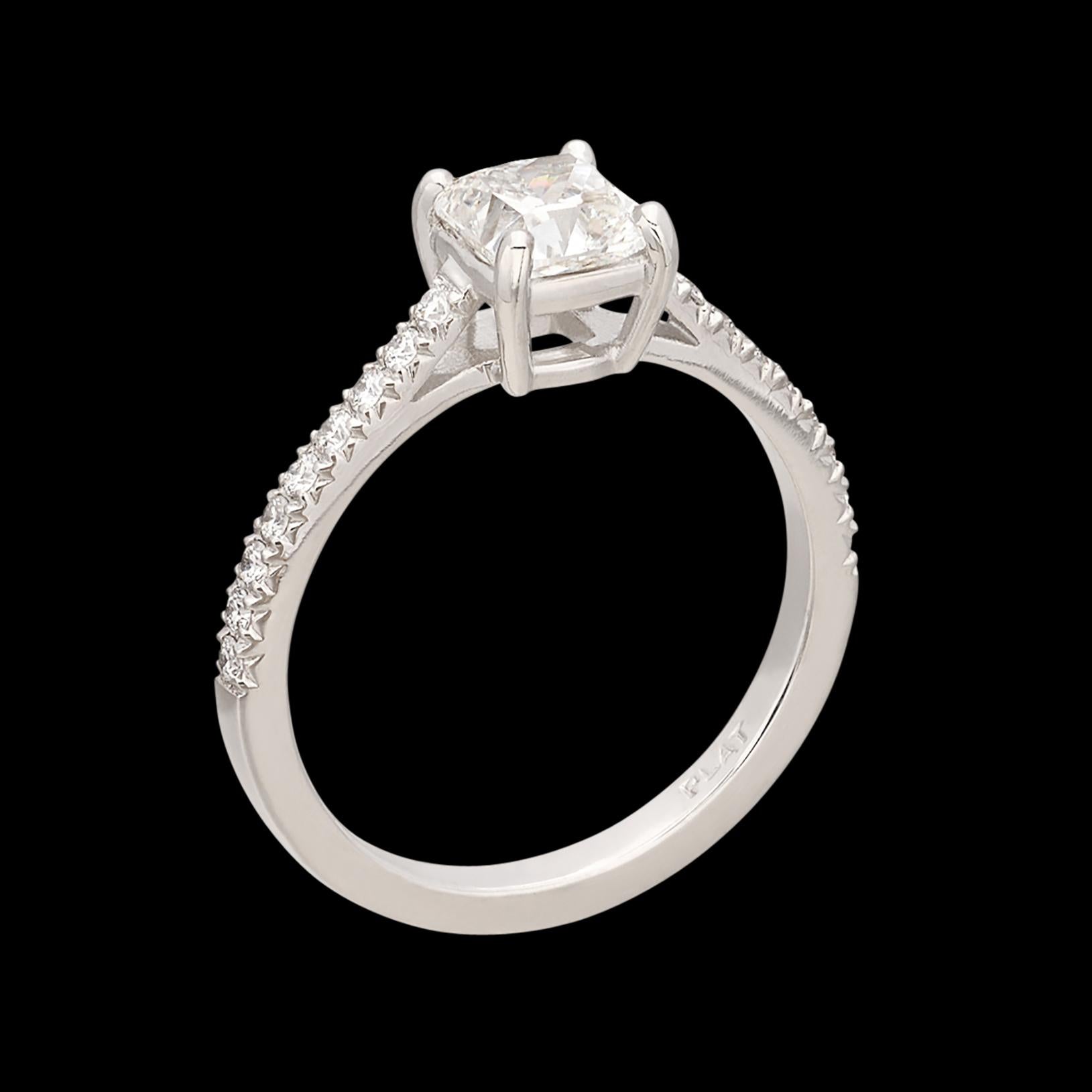 Remarquable bague en platine GIA avec diamant taille coussin Neuf - En vente à San Francisco, CA