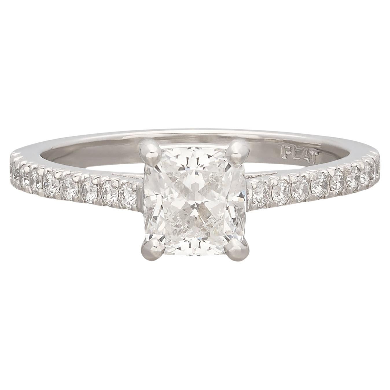 Remarquable bague en platine GIA avec diamant taille coussin