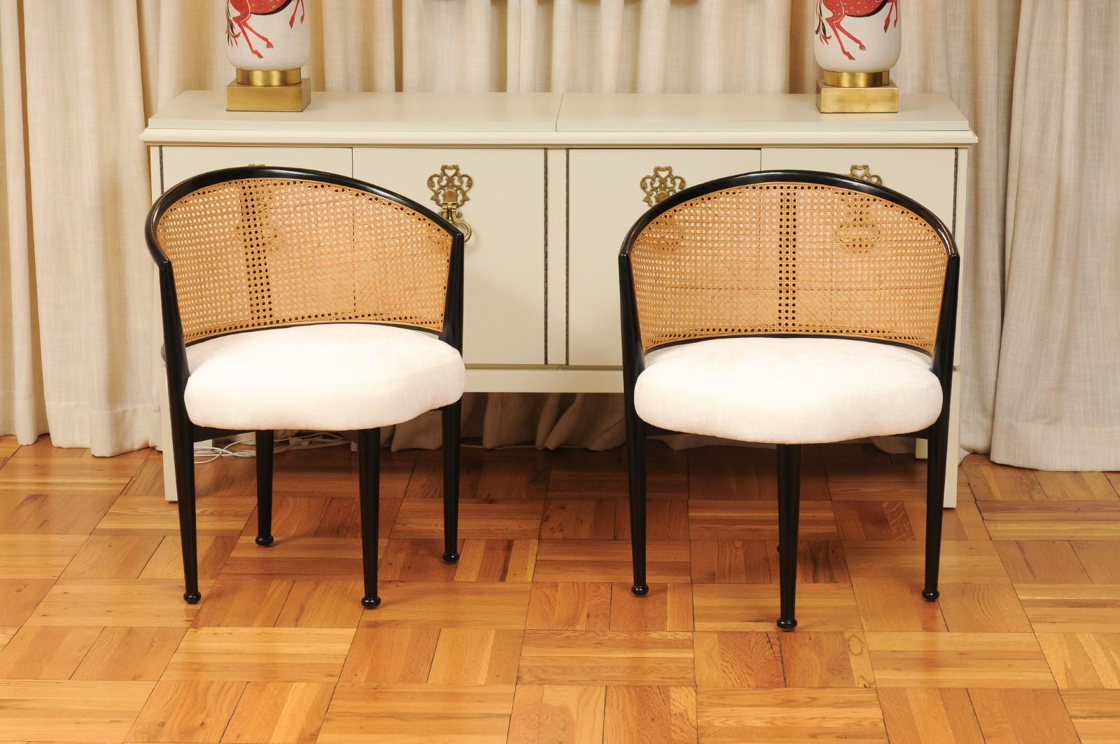 Lo más raro de lo raro: un excepcional conjunto, meticulosamente restaurado, de diez (10) icónicas sillas de comedor modernas de caña, obra del estimado Edward Wormley para Dunbar Furniture, hacia 1950. Los ejemplares individuales de esta producción