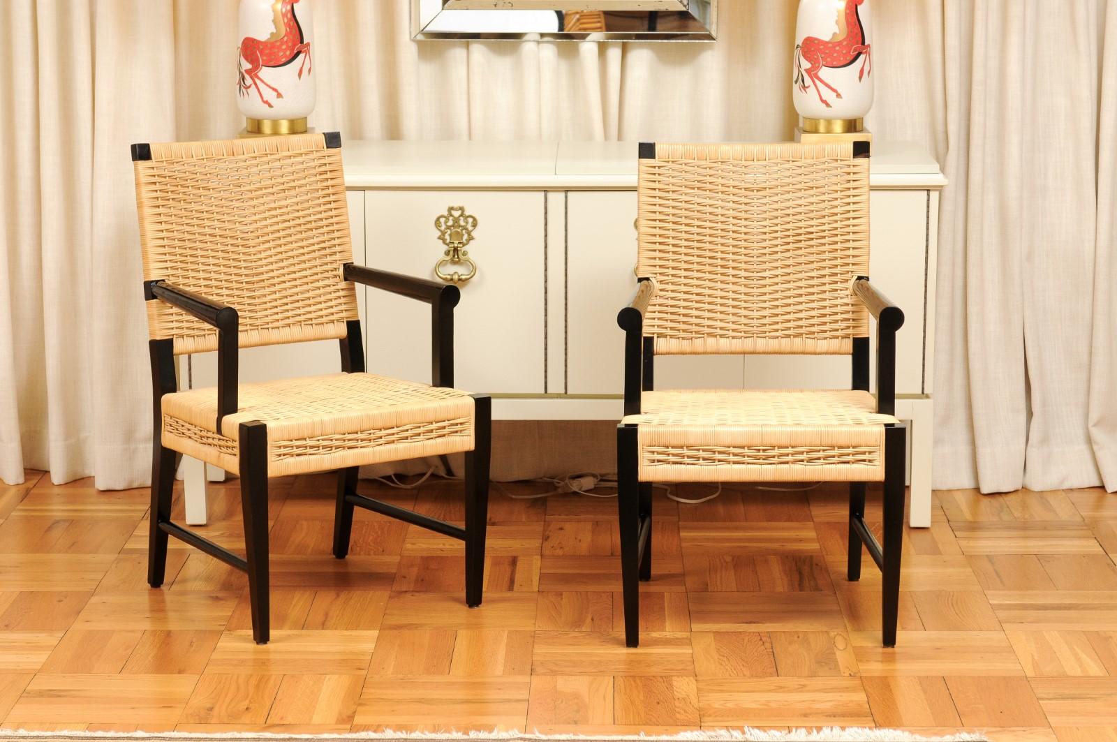Ce magnifique ensemble de chaises de salle à manger est expédié tel que photographié et décrit dans le texte de l'annonce : Méticuleusement restaurées par des professionnels et entièrement prêtes à être installées. Un service de tissu sur mesure est