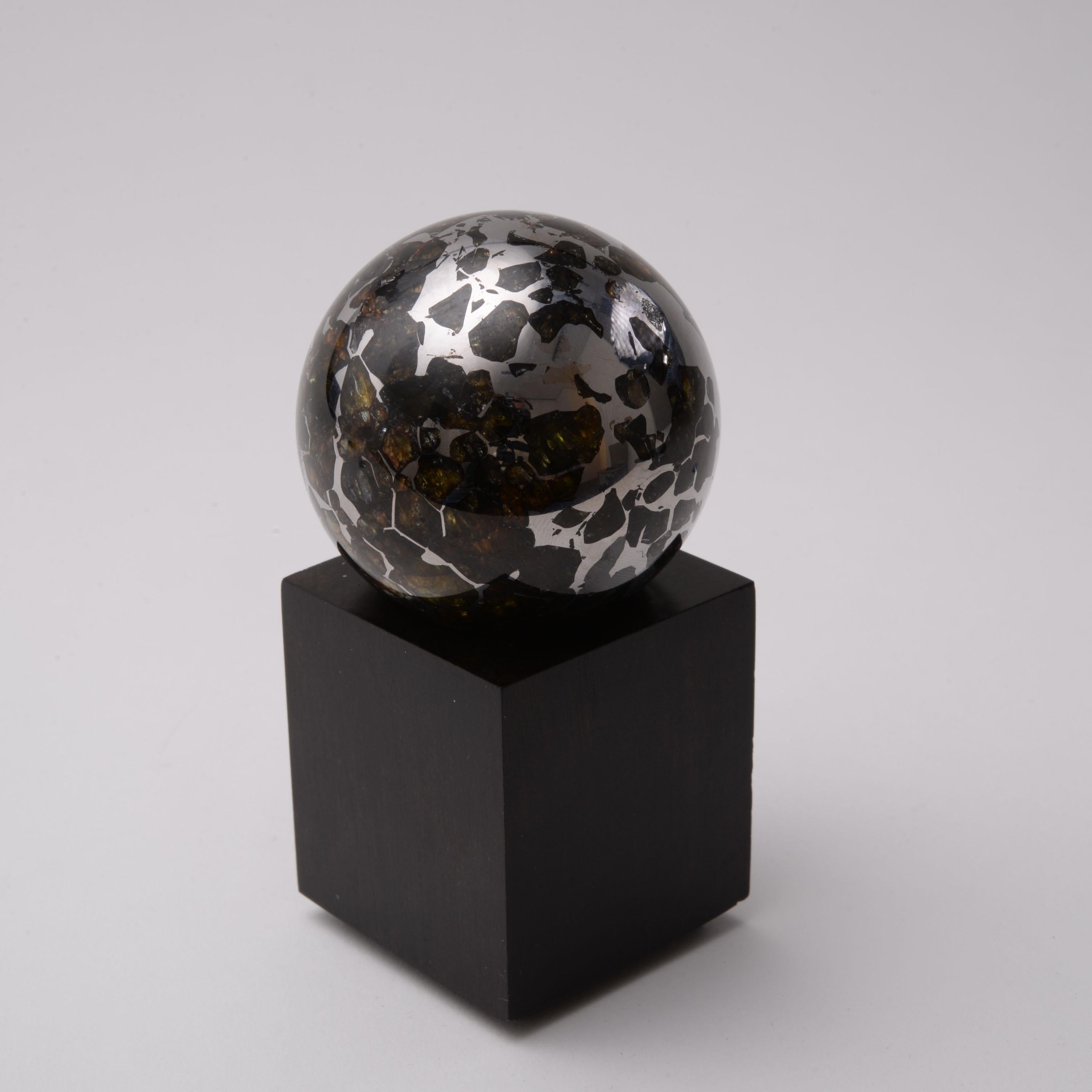 XVIIIe siècle et antérieur Sphère météorite de Seymchan en vente