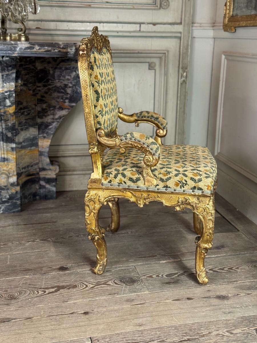 Remarkable small carved and gilded wooden armchair, Venice, early 18th century For Sale 5