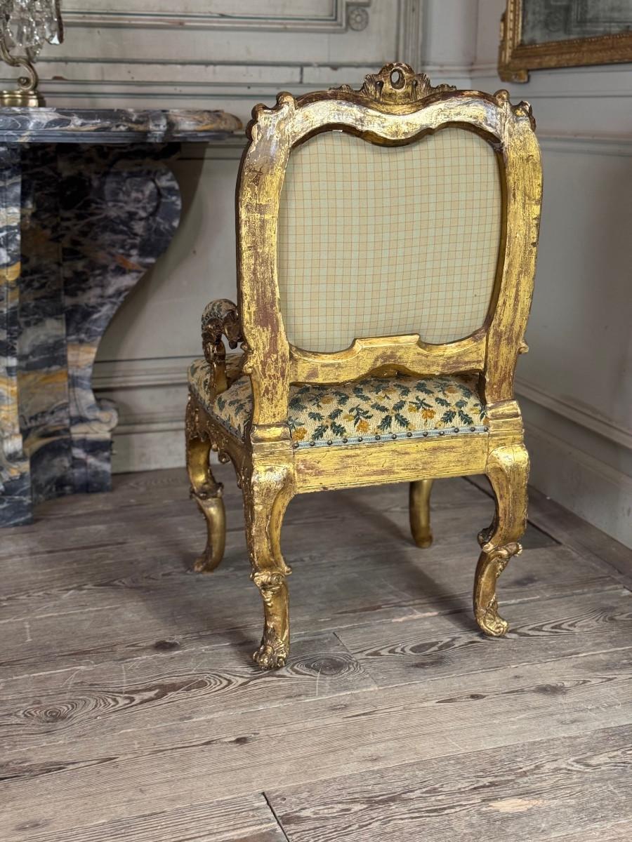 Remarkable small carved and gilded wooden armchair, Venice, early 18th century For Sale 6