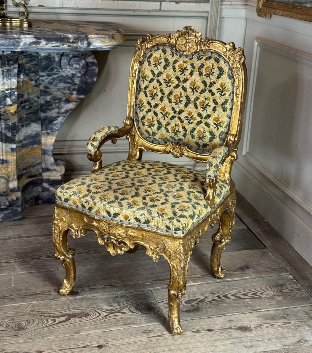 Louis XVI Remarkable small carved and gilded wooden armchair, Venice, early 18th century For Sale