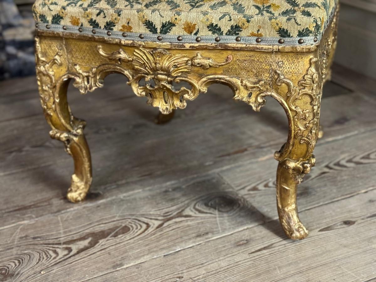 Remarkable small carved and gilded wooden armchair, Venice, early 18th century In Good Condition For Sale In Honnelles, WHT
