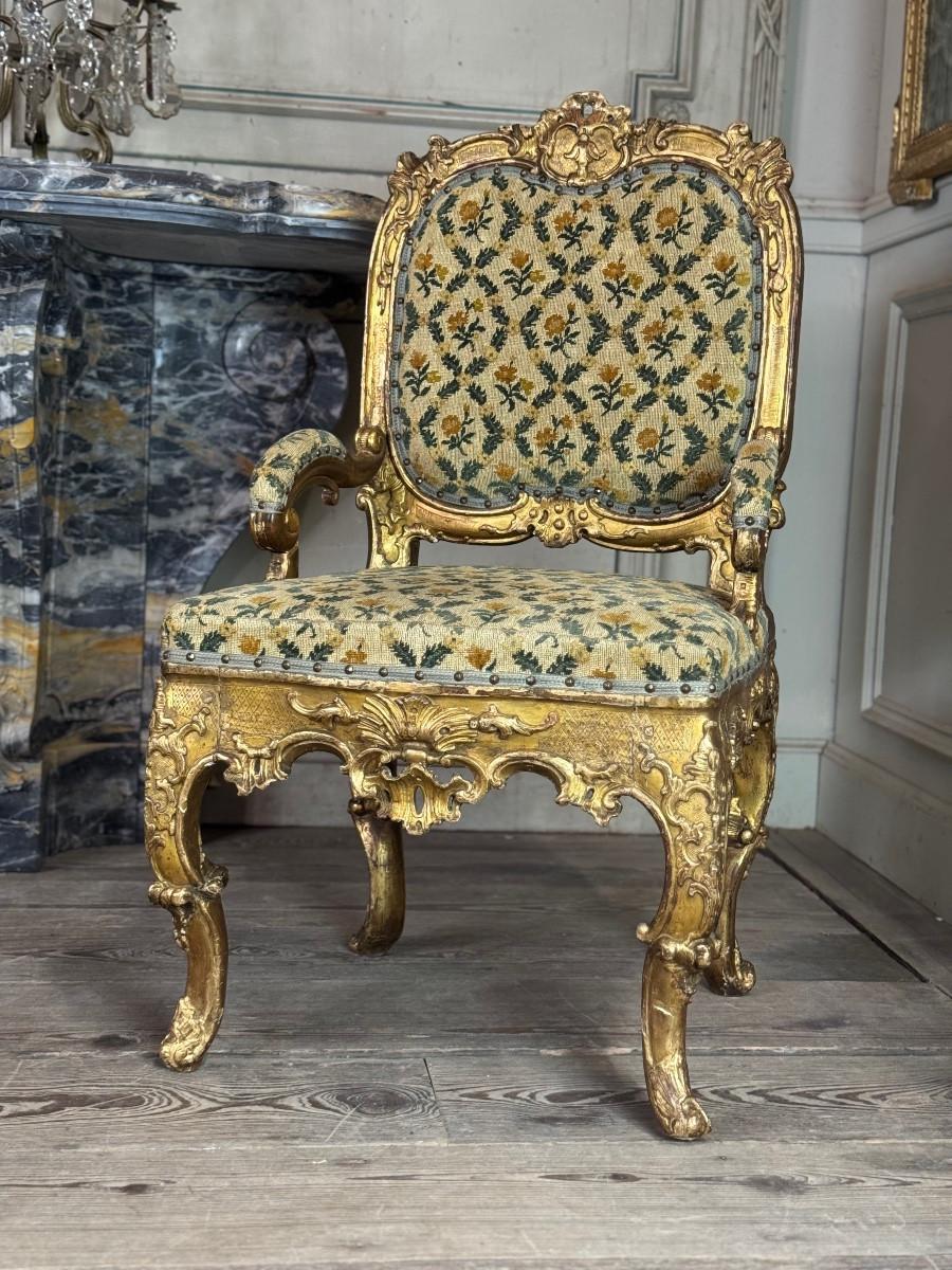 Remarkable small carved and gilded wooden armchair, Venice, early 18th century For Sale 2
