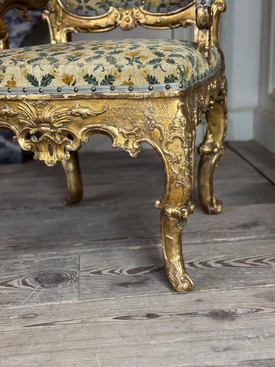 Remarkable small carved and gilded wooden armchair, Venice, early 18th century For Sale 3