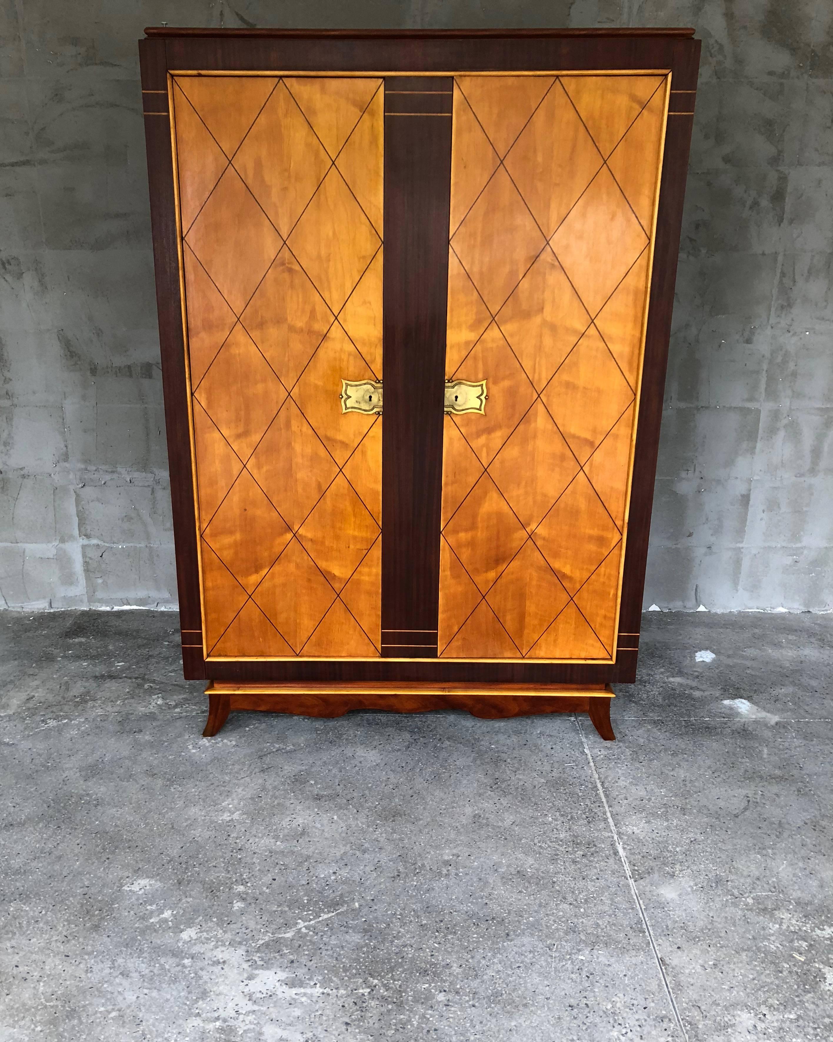 Very elegant and stylish French Art Deco armoire in the style of Jean Pascaud or Jean Desnos but not signed. Entirely refinished and delicately varnished. Unfortunately lost his original key.