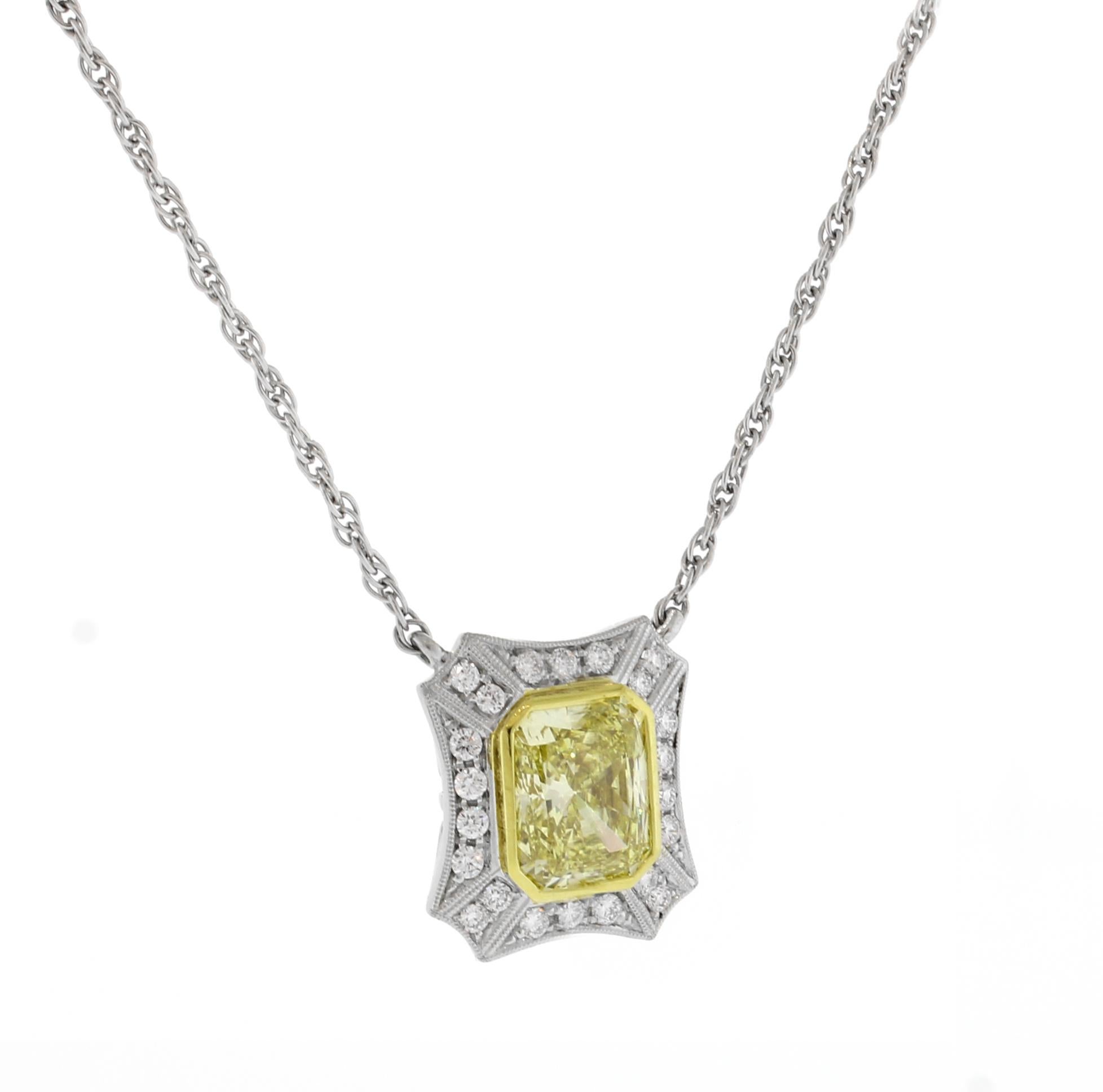 Donna Notevole ciondolo con diamante giallo in vendita