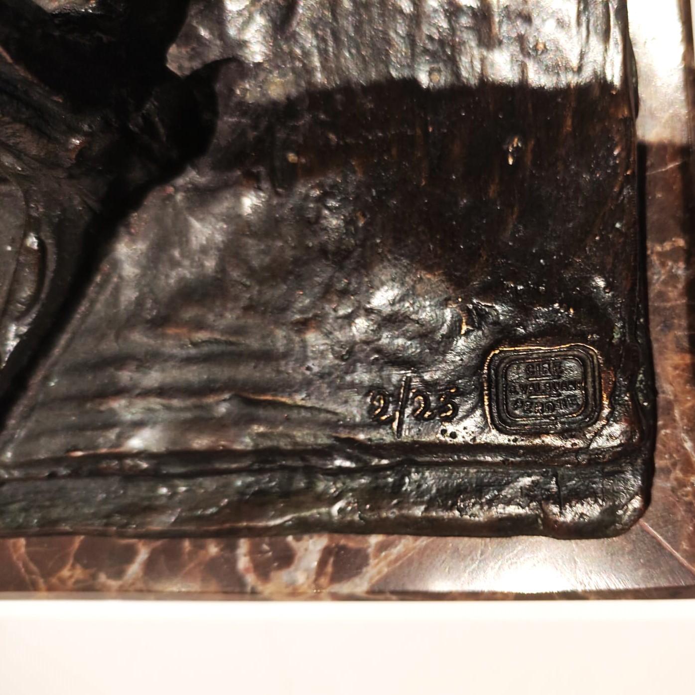 Female Condor, die sich von einem Knochenstück abhebt (Gold), Figurative Sculpture, von Rembrandt Bugatti