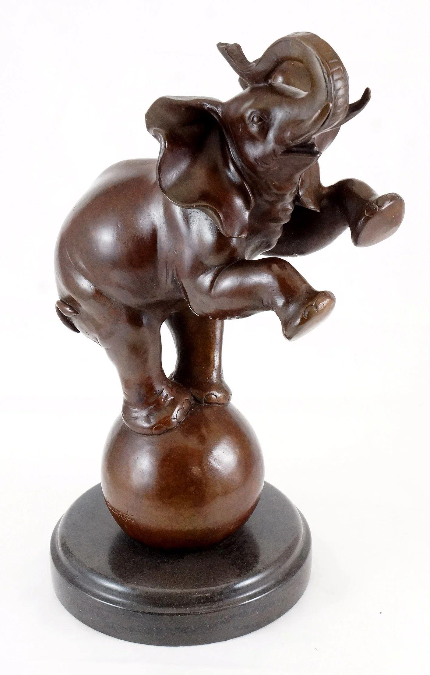 Rembrandt Bugatti nel gusto, Elefante su palla, Scultura animale in bronzo in vendita 2