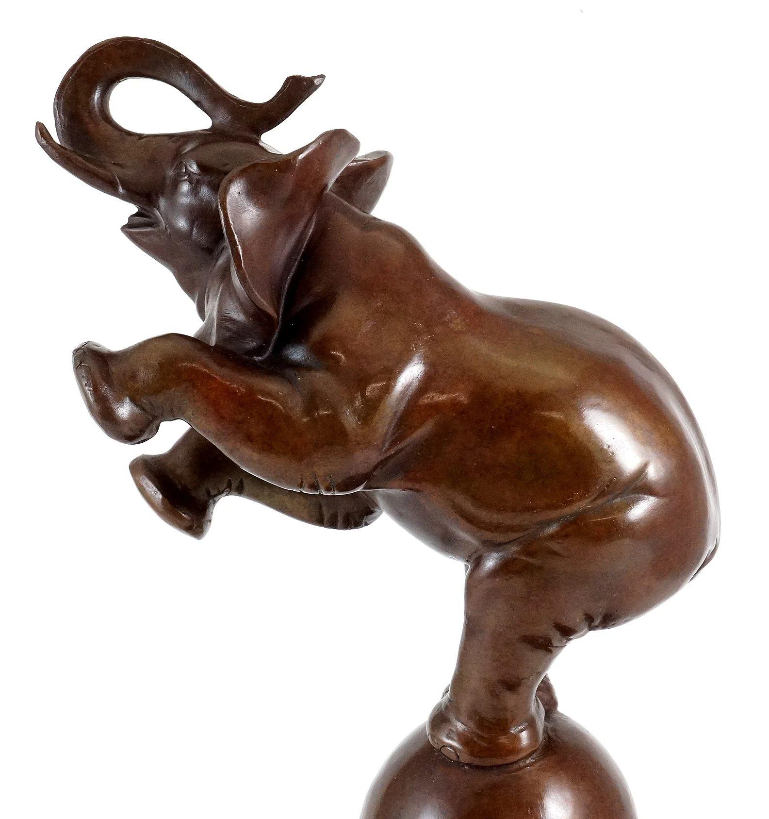 Moderno Rembrandt Bugatti nel gusto, Elefante su palla, Scultura animale in bronzo in vendita