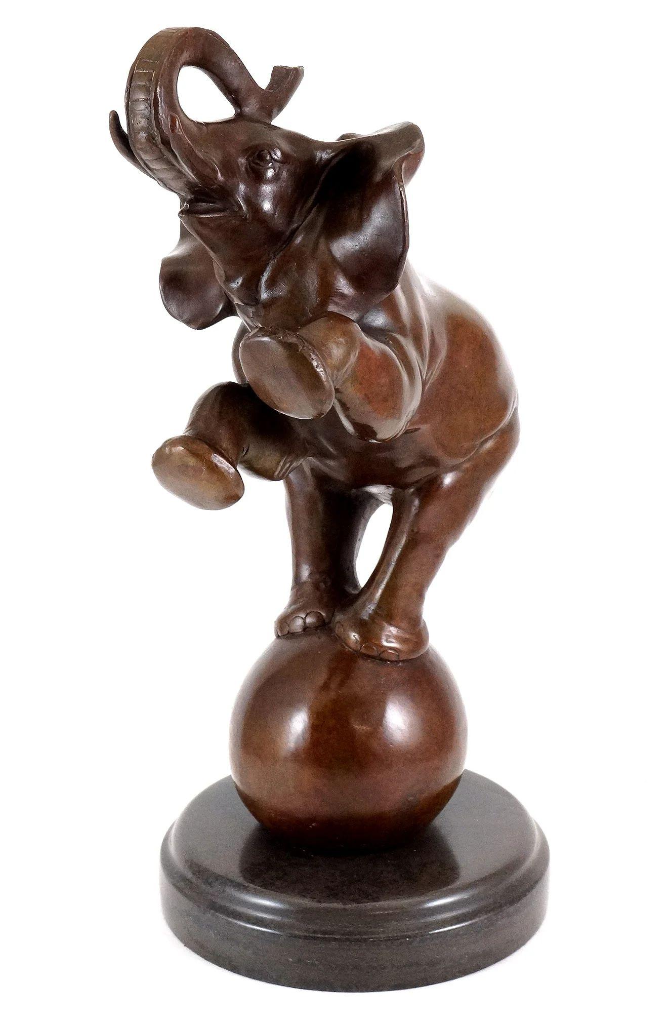 Francese Rembrandt Bugatti nel gusto, Elefante su palla, Scultura animale in bronzo in vendita