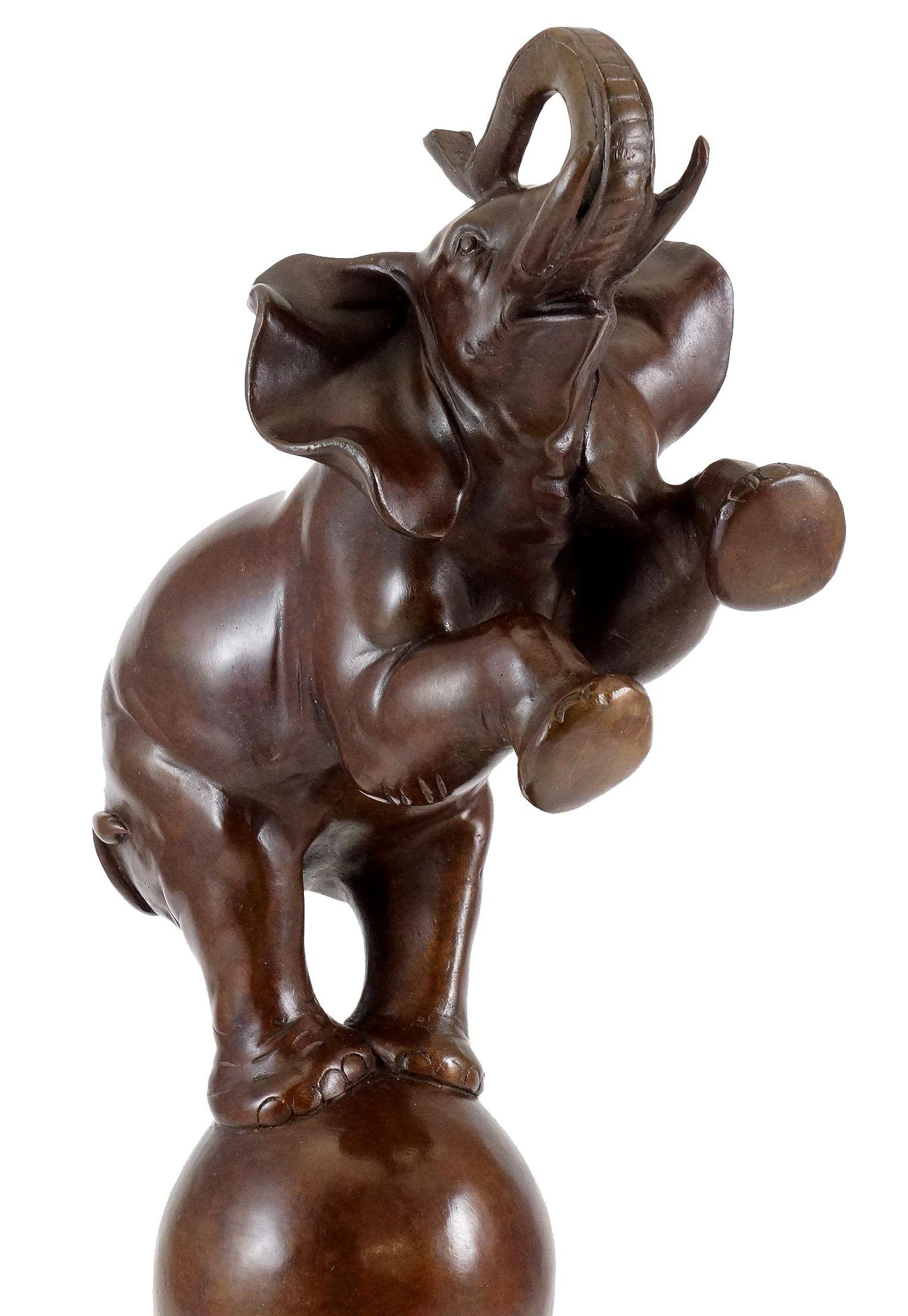 Rembrandt Bugatti nel gusto, Elefante su palla, Scultura animale in bronzo In condizioni buone in vendita a Saint-Ouen, FR