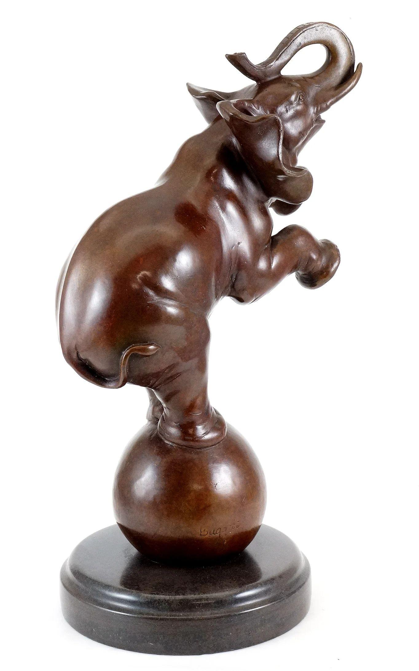 Bronzo Rembrandt Bugatti nel gusto, Elefante su palla, Scultura animale in bronzo in vendita