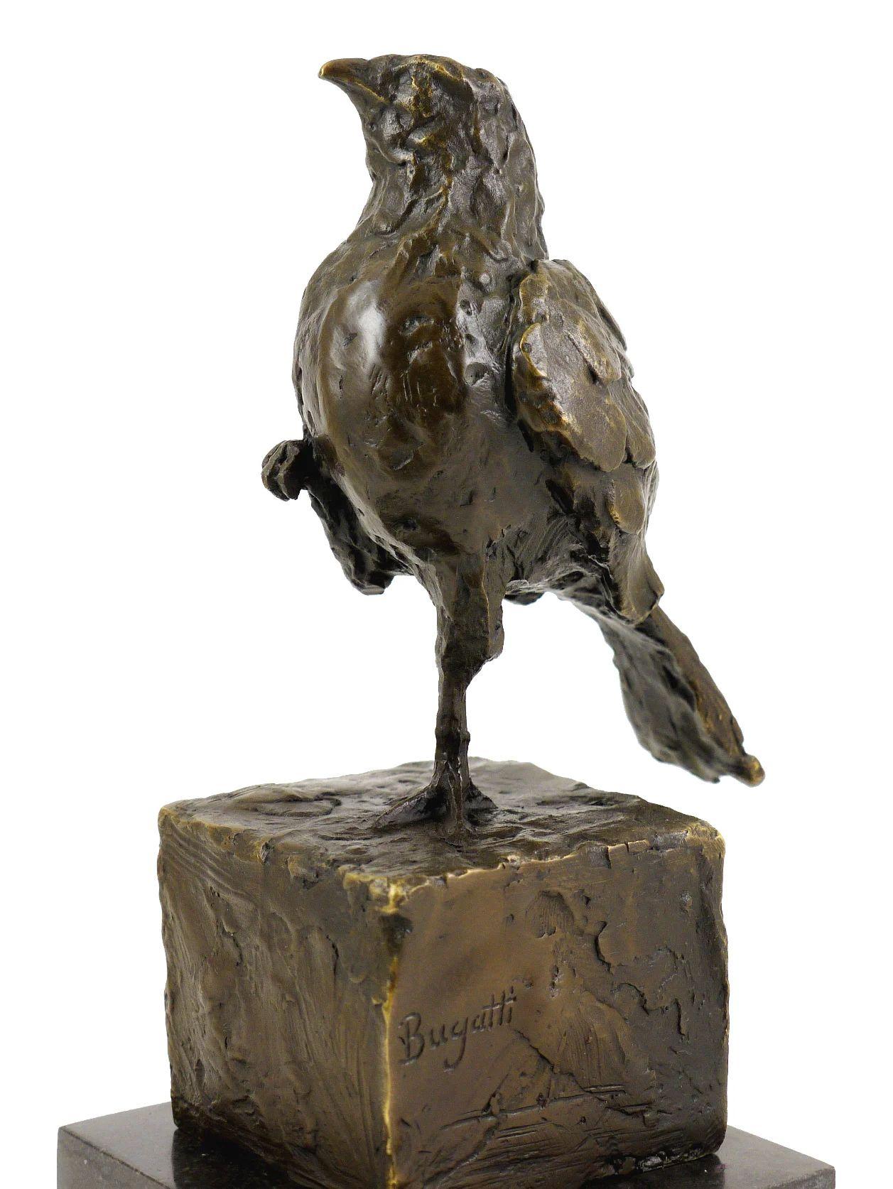 Questa scultura in bronzo nello stile di Rembrandt Bugatti è un notevole esempio di arte animale dell'inizio del XX secolo, che cattura eleganza, vitalità e profondità emotiva in un'unica forma. Alta 20 cm, questa statua in bronzo su una base di