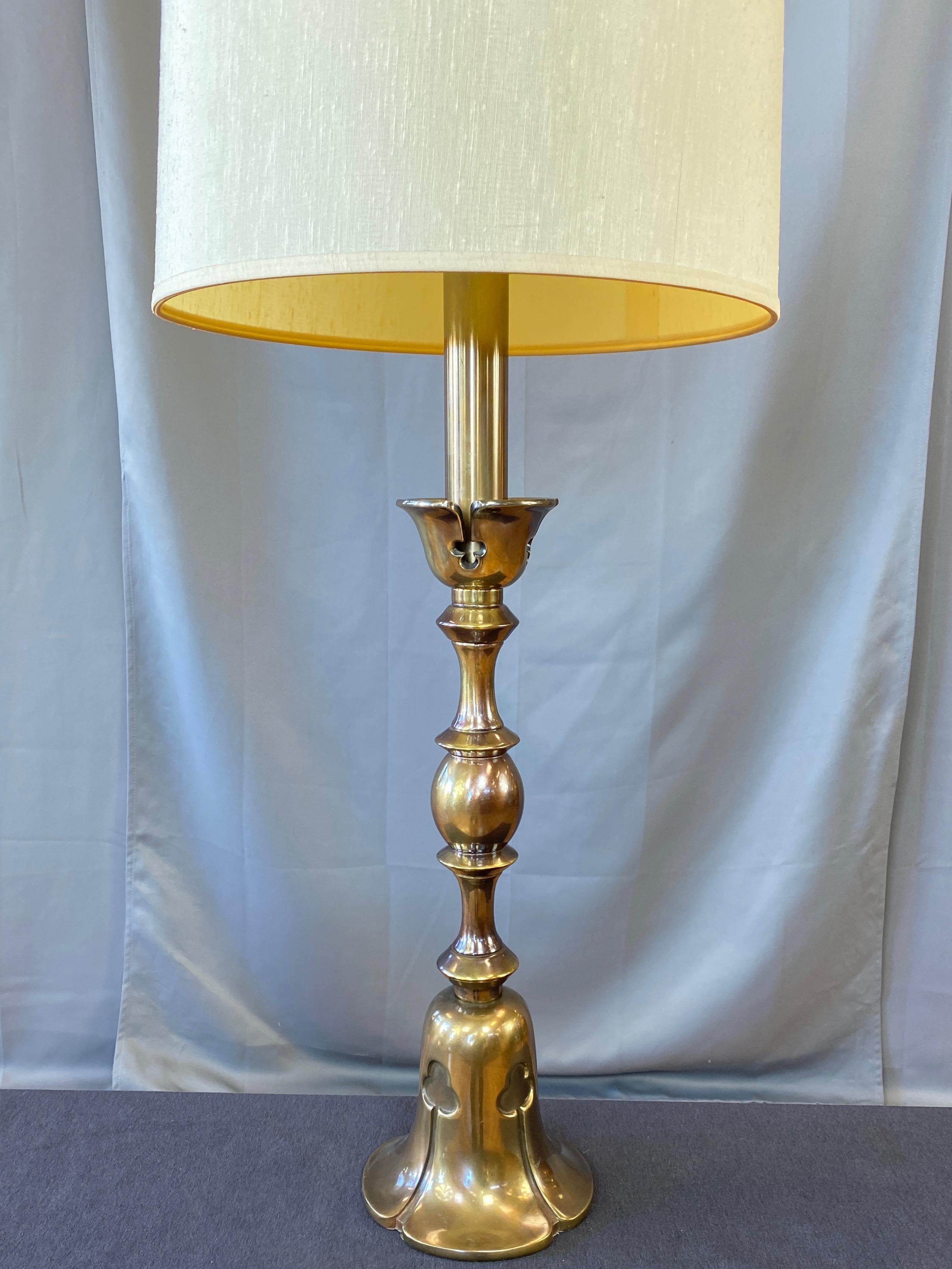 A towering and very uncommon 1950s Hollywood Regency trefoil motif cast brass table lamp with original shades by the Rembrandt Lamp Company.

Excellent craftsmanship, with graceful lines and handsomely proportioned turned metal segments on stately