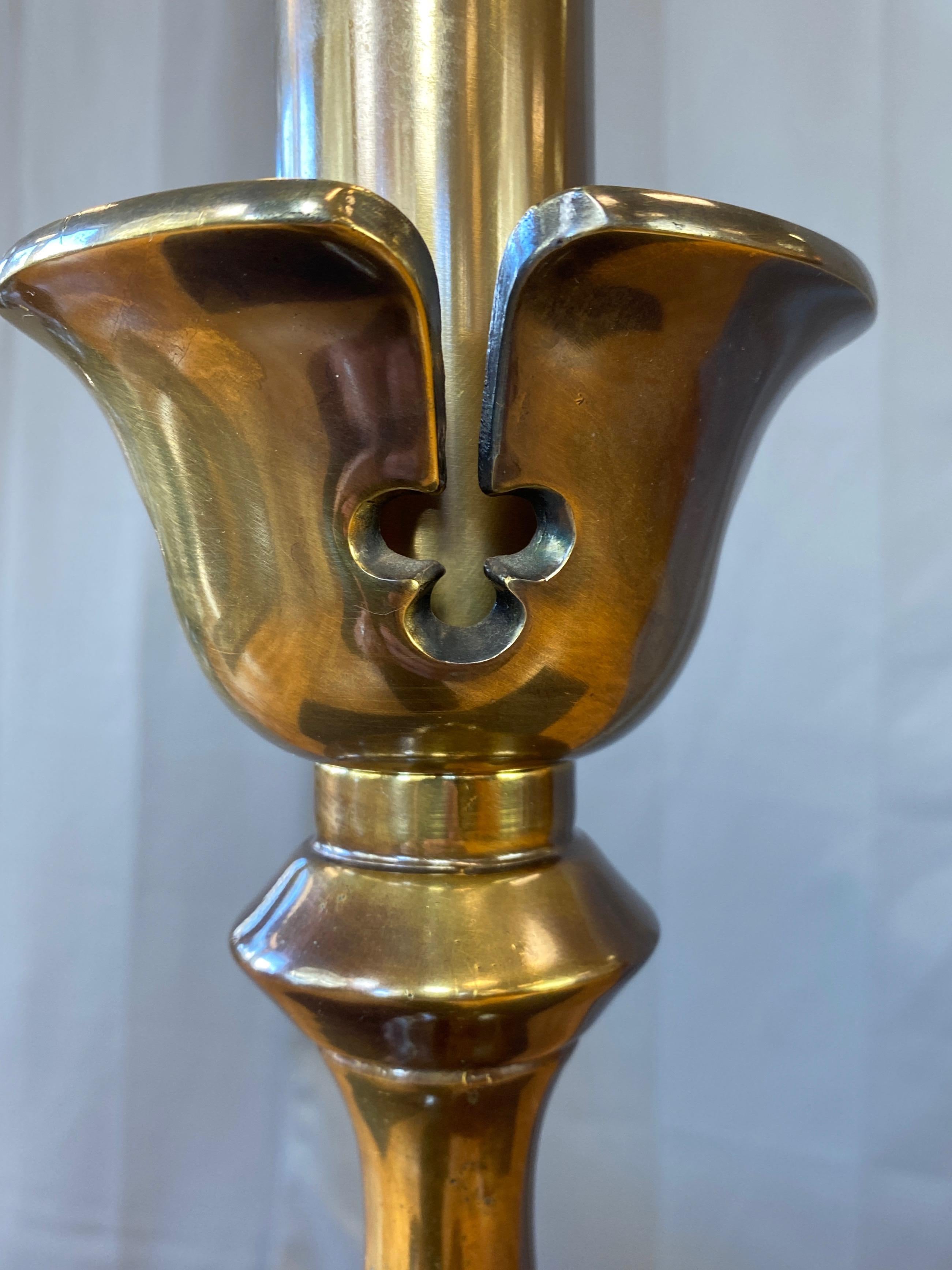 Hollywood Regency Rembrandt Extra-Tall Trefoil Motif Brass Table Lamp, 1950s