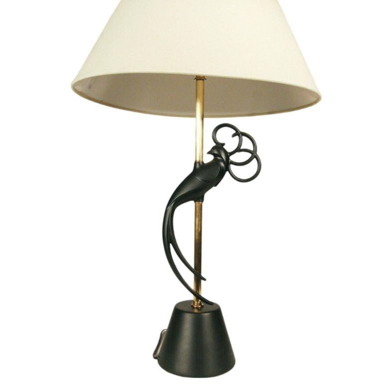 Cette paire de lampes de table du milieu du siècle par The Table Company présente un tourtereau sinueux en fer attaché à la tige en laiton. Les lampes conservent leurs abat-jour en verre d'origine mais ont également été équipées d'abat-jour évasés