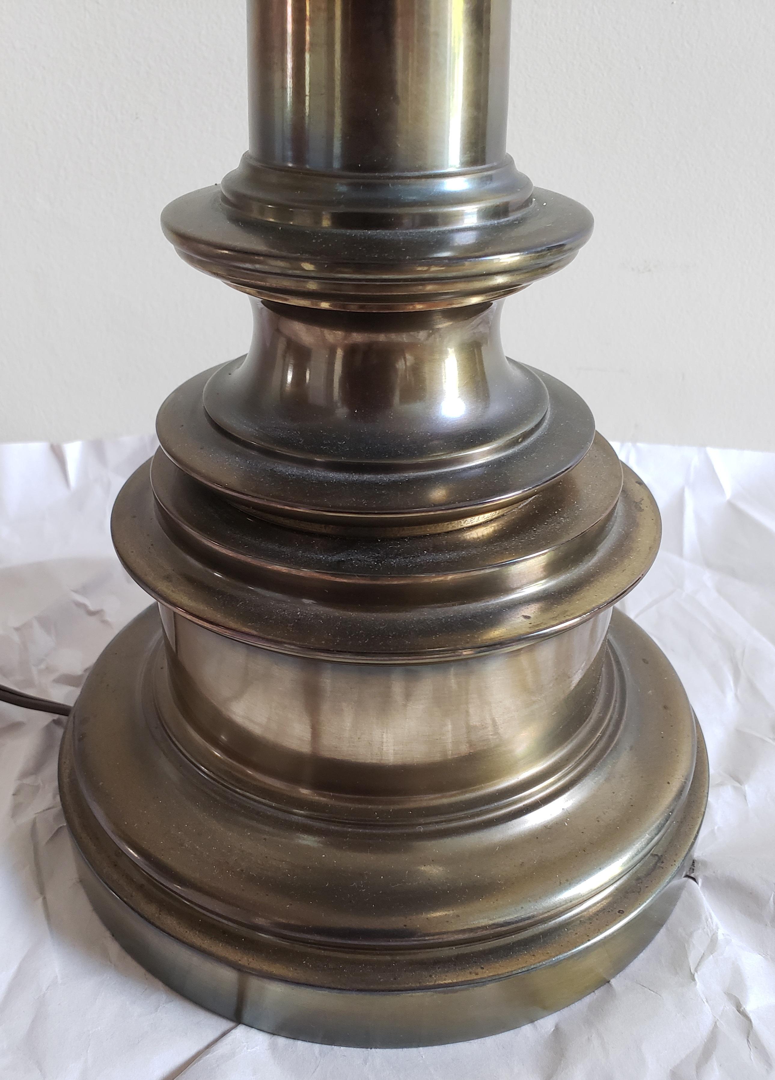 Vintage French Porcelain and Brass Jar Floral Table Lamp in sehr gutem Vintage-Zustand.
Messen Sie 7