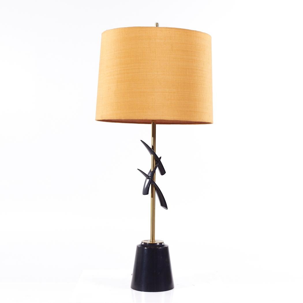Lampada da tavolo in ottone di metà secolo Rembrandt

Questa lampada misura: 14,75 larghezza x 14,75 profondità x 35,25 pollici di altezza

Scattiamo le nostre foto in uno studio a illuminazione controllata per mostrare il maggior numero di dettagli
