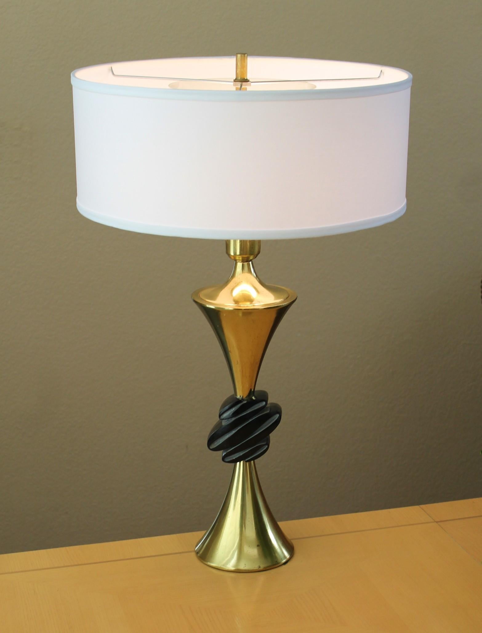 LAMPE À POSER REMBRANDT

BRASS & LINEN
UN MODERNISME RARE ET MERVEILLEUX !
