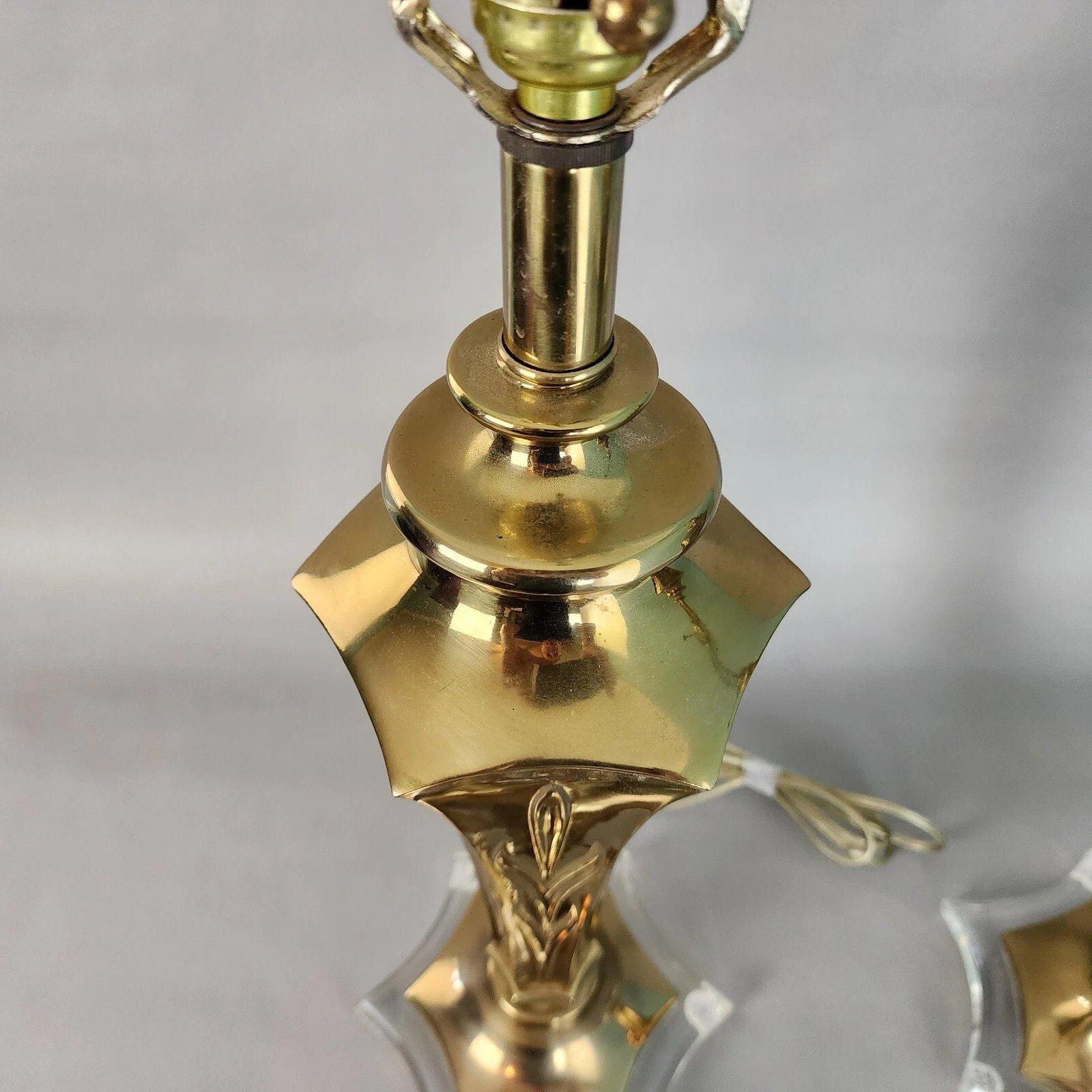 Pareja de lámparas de mesa Rembrandt de latón y lucita en venta 3